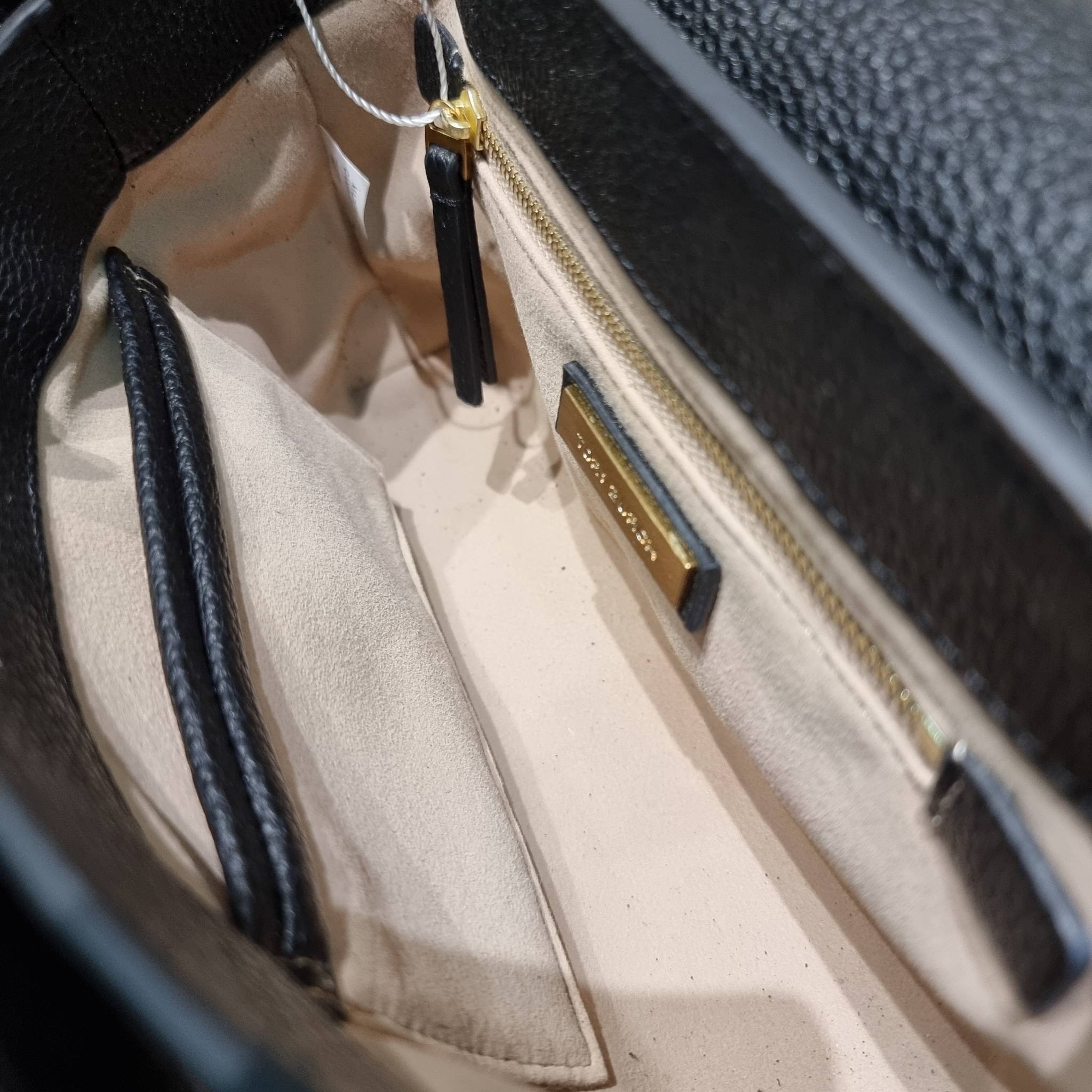 TORY BURCH LIMITED-EDITION SHOULDER BAG รุ่นลิมิเต็ด กับกระเป๋าสะพายไหล่ทรงผู้ดี ที่ผลิตมาในจำนวนจำกัด โดดเด่นด้วยอะไหล่ทองคลาสสิคหรูหรา