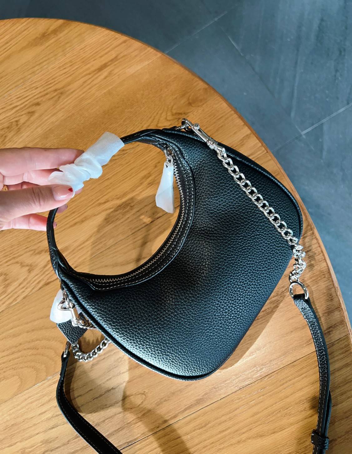 COACH CARMEN MINI CROSSBODY BAG กระเป๋ารูปทรงพระจันทร์โค้งมน น่ารักน่าใช้มากๆ!! เกรดท็อปออริ เกรดดีสุด สลับแท้ 1:1 ใช้ต่างประเทศได้