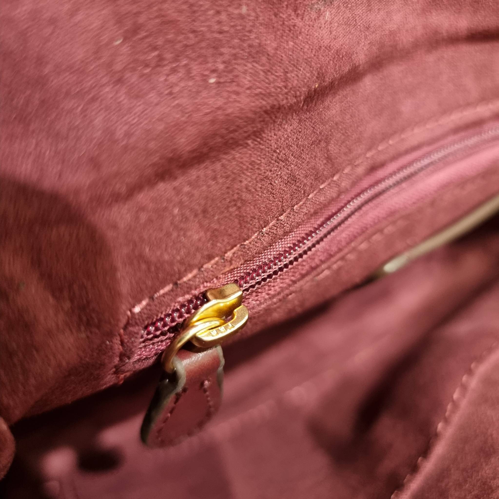 COACH C4921 MARLIE TOP HANDLE SATCHEL IN SIGNATURE CHAMBRAY กระเป๋าถือ/สะพายข้าง มีดีไซน์ยูนีค โดดเด่น ตกแต่งโลโก้ด้านข้างอะไหล่ทอง วัสดุผ้าแชมเบรย์ ทอเส้นลายสวย เปิด-ปิดด้วยตัวล็อคแน่นหนา ภายในเป็นช่องโล่ง ใส่ของได้ครบครัน มาพร้อมหูจับในตัวและสายสะพายข้า