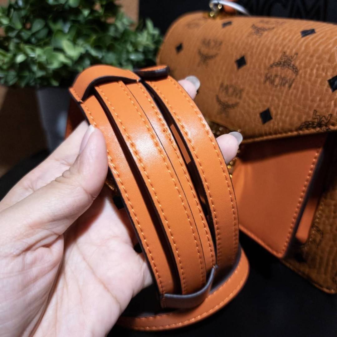 M.C.M SMALL PATRICIA SATCHEL IN VISETOS รุ่นที่สาวๆต่างถามหา!! ต้องไอเท็มนี้เลยจ้า กระเป๋าถือ/สะพาย ทรงสวยหรู เหมาะกับทุกๆโอกาส ดีไซน์ออกมากึ่งเป็นทางการ แต่ใช้งานได้ทุกสไตล์ วัสดุหนังแคนวาสคุณภาพดีสลับหนังแท้ เปิด-ปิดด้วยตัวกดล็อคอะไหล่ทอง ภายในกระเป๋าแบ