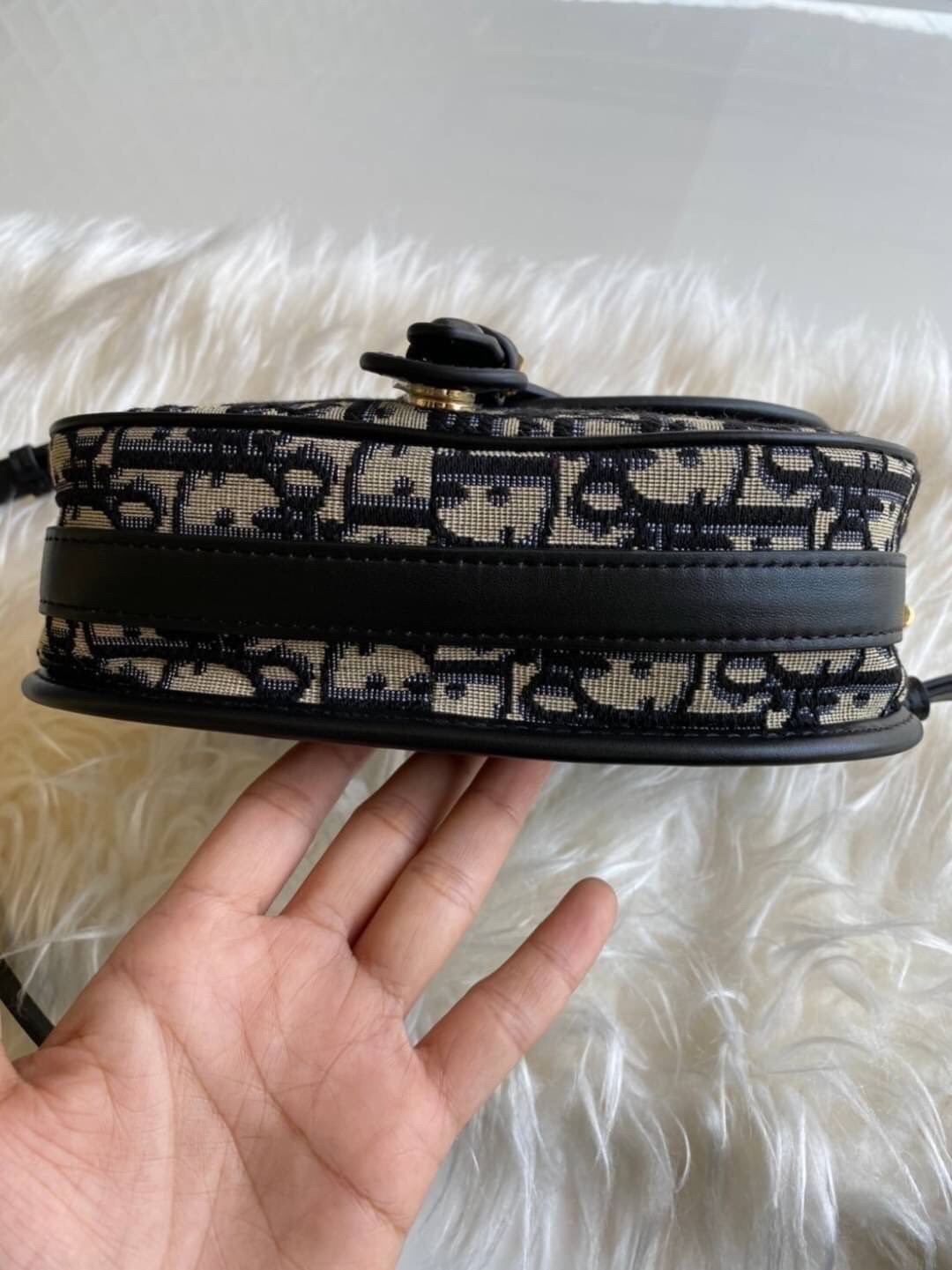 VIP GIFT CHRISTIAN DIOR MEDIUM DIOR BOBBY BAG เรียบหรู ดูดี ก็ต้องไอเท็มนี้ไม่อยากให้พลาด!! สะพายหนังสุดคลาสสิก สวยหรูดูแพงมากๆ สวยเลิศ ใบจริงน่าใช้เกินเบอร์มากจริงๆ งานเลิศๆในราคาสุดคุ้มสาวๆ must have จ้า!! ภาพถ่ายจากสินค้าจริง! สวยมาก พร้อมส่งที่ไทยราคา