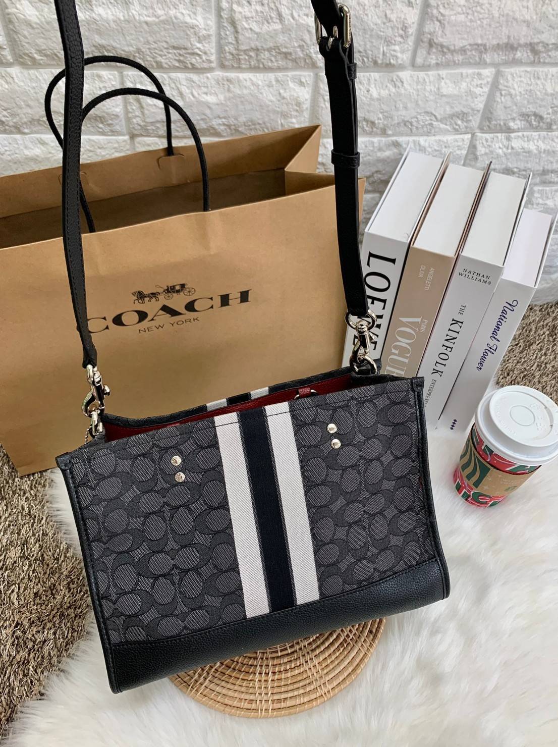 พร้อมส่ง 4ลาย 🌈ไม่มีในช๊อปไทยจร้าา😘 COACH DEMPSEY CARRYALL IN SIGNATURE JACQUARD WITH STRIPE AND COACH PATCH (C2826,C1527,C4113) พร้อมส่งความสวย! คุณภาพจัดเต็มค่ะ กระเป๋าทรงTote วัสดุ Jackquard+หนังแท้ ได้ลงตัวสวยงาม ด้านหน้ามีโลโก้แบรนด์ว