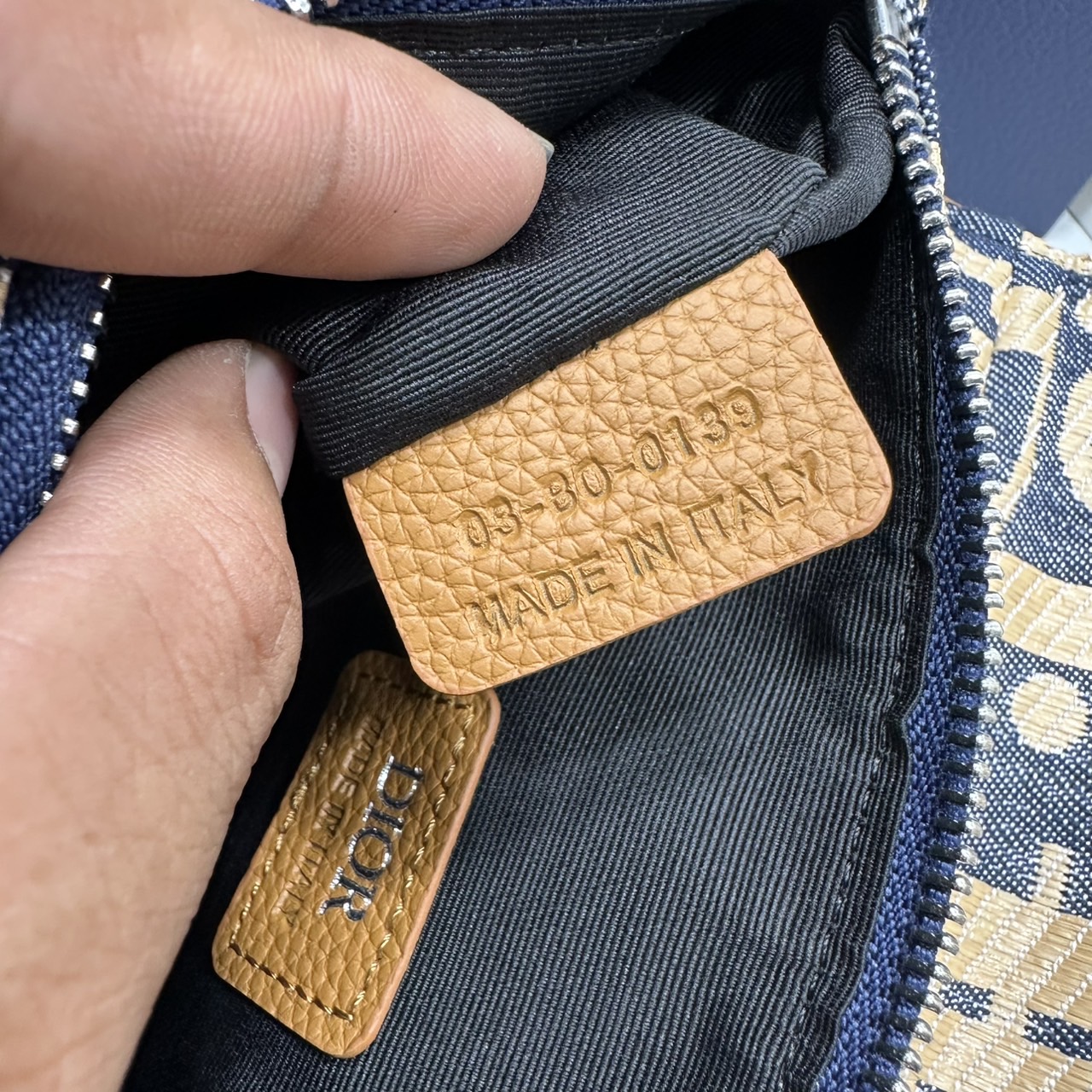 ORI หนังแท้ | DIOR Saddle Bag Blue and Beige Raffia-Effect Denim with Brown Grained Leather กระเป๋าสะพายคาดอก สัญลักษณ์สุดคลาสสิก ผ้าเดนิมลายแจ็คการ์ด Oblique พิมพ์ลายราฟเฟีย นำเสนอรูปแบบใหม่ให้กับไอคอนประจำแบรนด์