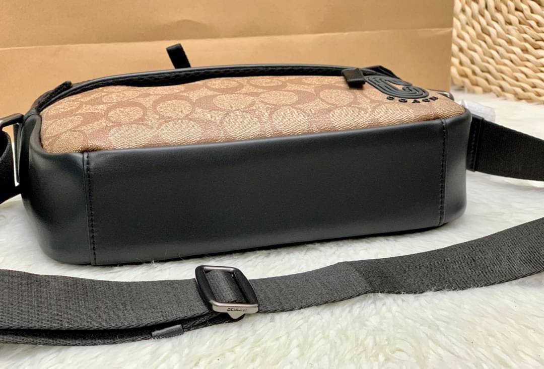 COACH EDGE CROSSBODY IN SIGNATURE CANVAS กระเป๋าสะพายครอสบอดี้ร์ วัสดุหนังแท้ หนังนิ่มอย่างดีค่ะ ด้านหน้ามีช่องซิปซ่อนให้หนึ่งช่อง เปิดปิดช่องหลักแบบซิปคู่ภายในกว้าง ใส่ของได้จุเลยนะคะ มีช่องซิปและช่องเล็กให้อีก2ช่อง;ด้านหลังกระเป๋าเป็นช่องโล่งใส่ของอีกช่