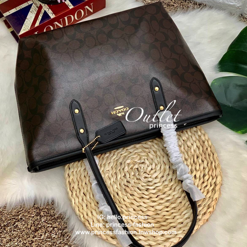 COACH CITY ZIP TOTE IN SIGNATURE BAG กระเป๋าถือหรือสะพายทรง tote ขนาดกำลังดี วัสดุหนัง pvc. เปิดปิดกระเป๋าแบบซิป ภายในกว้าง ใส่ iPad, A4 ของใช้ได้จุ มีช่องเล็ก และช่องซิปค่ะ Must Have!