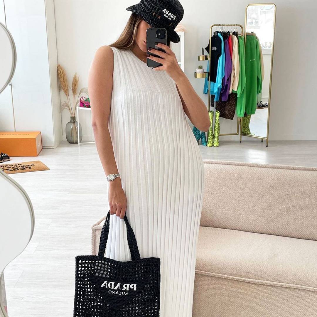 PRADA RAFFIA TOTE BAG สวยไม่ซ้ำใคร สไตล์บีช เหมาะมากกับการสะพายไปเที่ยวทะเล หรือจะใช้ในวันสบายๆก็ตอบโจทย์ กับกระเป๋าสะพายสานใบใหญ่ ตัวกระเป๋าเป็นวัสดุสังเคราห์จากธรรมชาติ