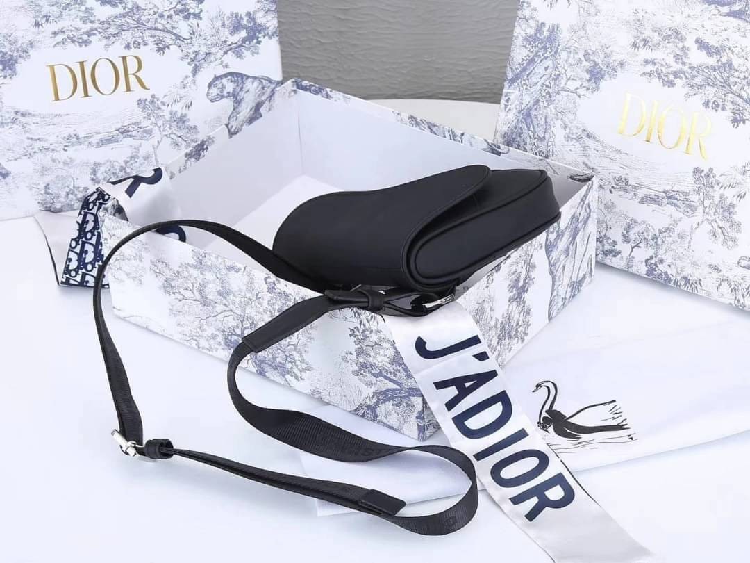 CHRISTIAN DIOR BLACK GRAINED CAFLSKIN MINI SADDLE BAG / Dior Men Bag เกรดใช้งานสลับของแท้ เกรดออริจินอล ภาพสินค้าถ่ายจากงานขายจริง ใช้งานต่างประเทศได้