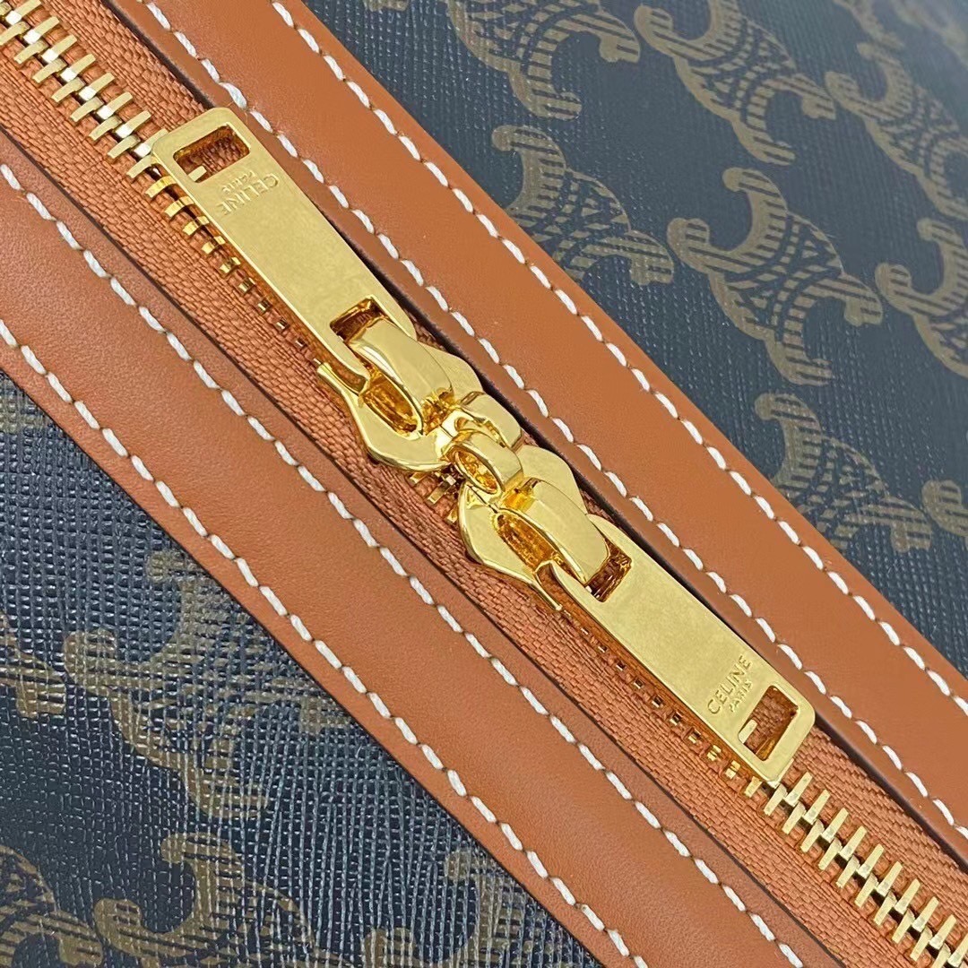 CELINE Large Voyage bag in Triomphe Canvas / Celine Keepall Bag กระเป๋าทรงบอสตันใบใหญ่จุสัมภาระได้เยอะสุดๆหนังขึ้นลาย Signature สวยหรูสุดคลาสสิค ดีไซน์ไม่มีเอ้าท์