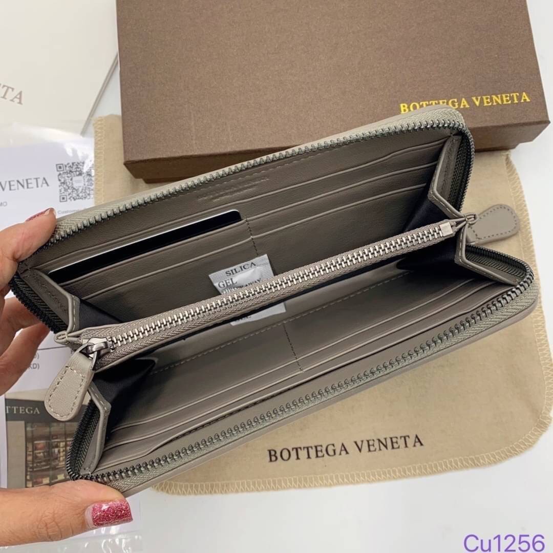 BOTTEGA VENETA ZIP AROUND WALLET / BOTTEGA LONG WALLET กระเป๋าสตางค์ยาวซิปรอบ เอกลักษณ์หนังสานคลาสสิก สร้างสรรค์ให้ไอเท็มนี้ดูหรู ดูแพง ใบจริงสวยมาก ใช้ได้ทั้งชายหญิง มาจำนวนจำกัด รีบตำกันน้า ไม่อยากให้พลาดเลยจ้า