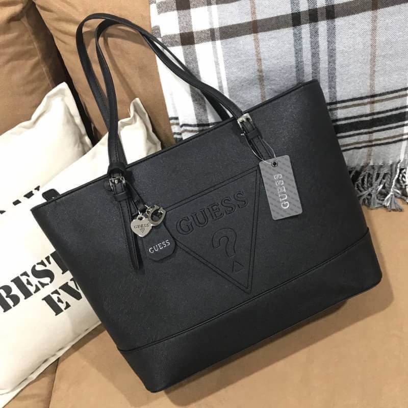 ReStock! พร้อมส่งดำ/น้ำตาลค่ะ GUESS SAFFIANO SHOPPER BAG กระเป๋าสะพายทรง Tote จากแบร์น GUESS วัสดุหนัง Saffiano สวยอยู่ทรงสไตล์ PRADA ขนาดใหญ่ น้ำหนักเบา ด้านหน้าปั้มโลโก้แบรนด์ พร้อมห้อย TAG โลโก้อะไหล่ตัว G และรูปหัวใจที่หูกระเป๋าถอดเเยกใช้ได้ เปิดปิดด้