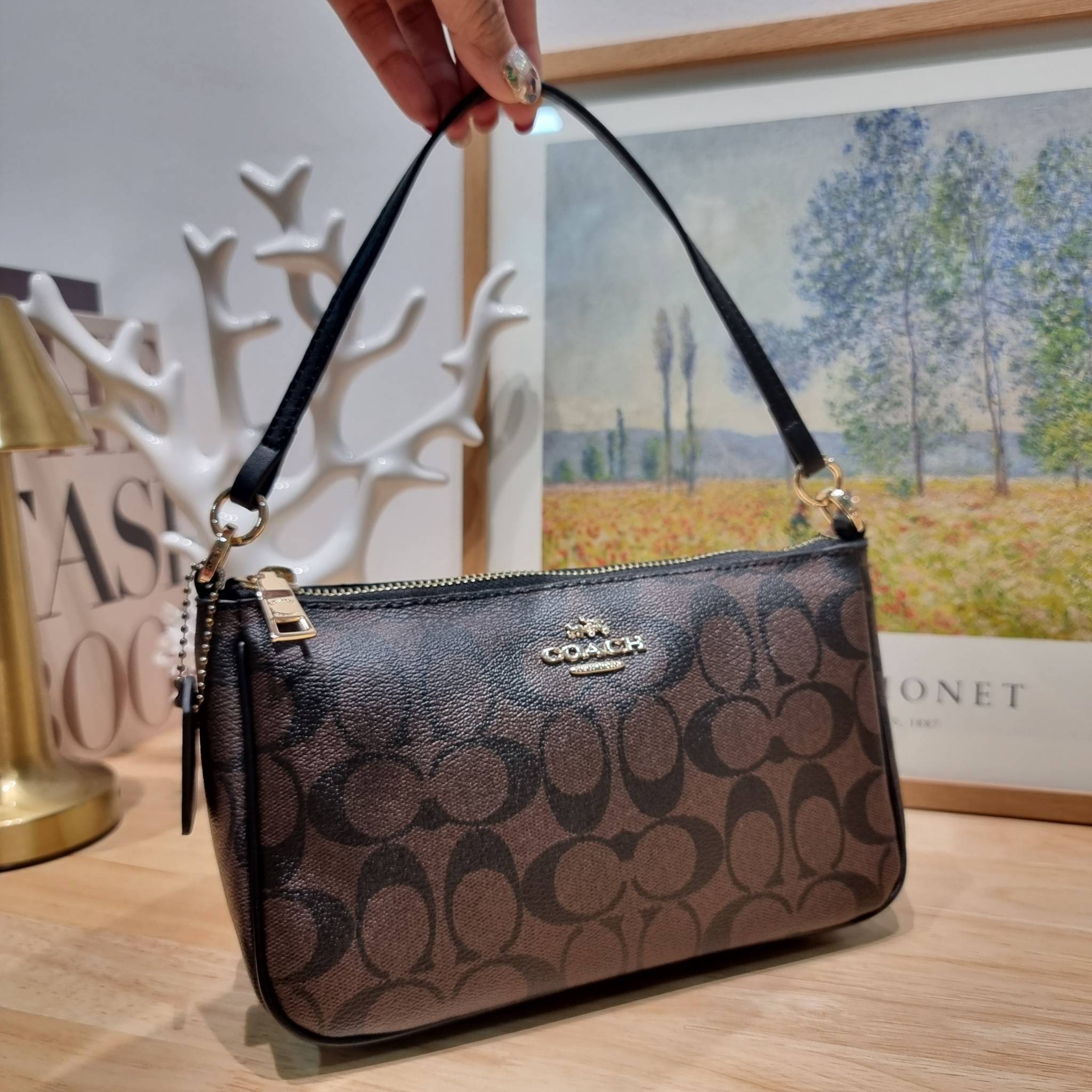 COACH TOP HANDLE POUCH F58321 พร้อมส่ง 9 สี กระเป๋าทรงพอช ยอดฮิต ยกขึ้นแท่น ด้วยดีไซน์ที่ออกมาให้ใช้งานได้ง่าย ขนาดกำลังเหมาะ