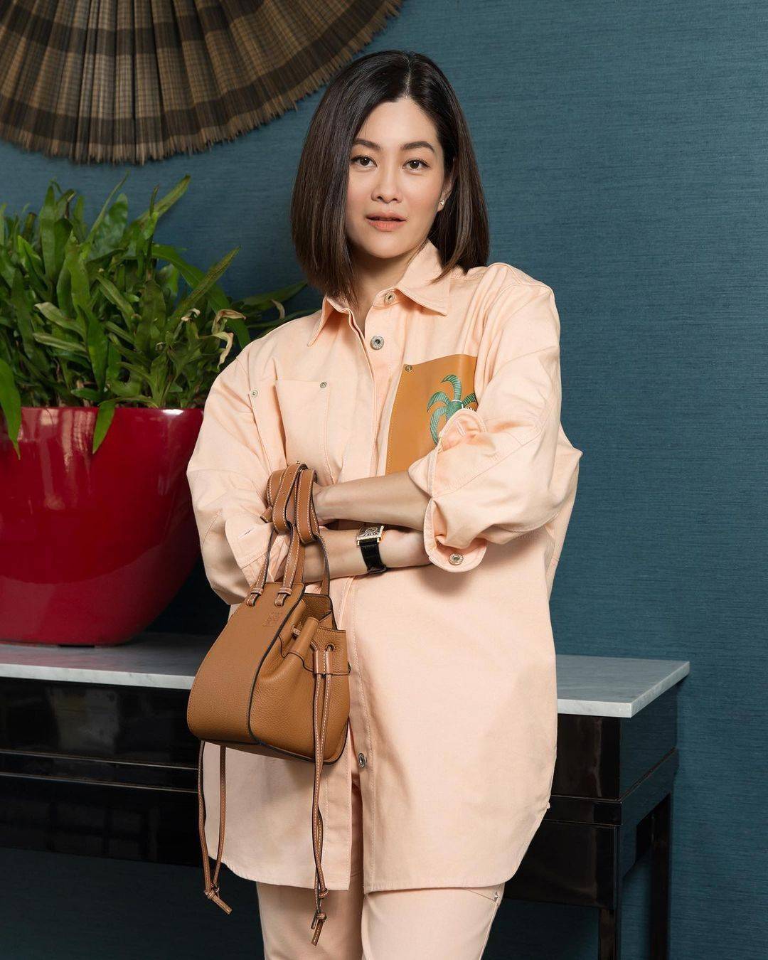 LOEWE HANDLE & SHOULDER BAG GIFT WITH PURCHASE (GWP) กระเป๋าถือหรือสะพายหนังแท้พรีเมี่ยมกิ๊ฟ Limited จาก LOEWE PERFUME DUTYFREE รุ่น Rare items สุดๆวัสดุหนังแท้ Calfskin หนังสวยดีไซน์คงเอกลักษณ์แบรนด์ สามารถปรับใช้ได้หลายทรงด้านข้างมีหูรูดปรับขยายทรงได้ภา