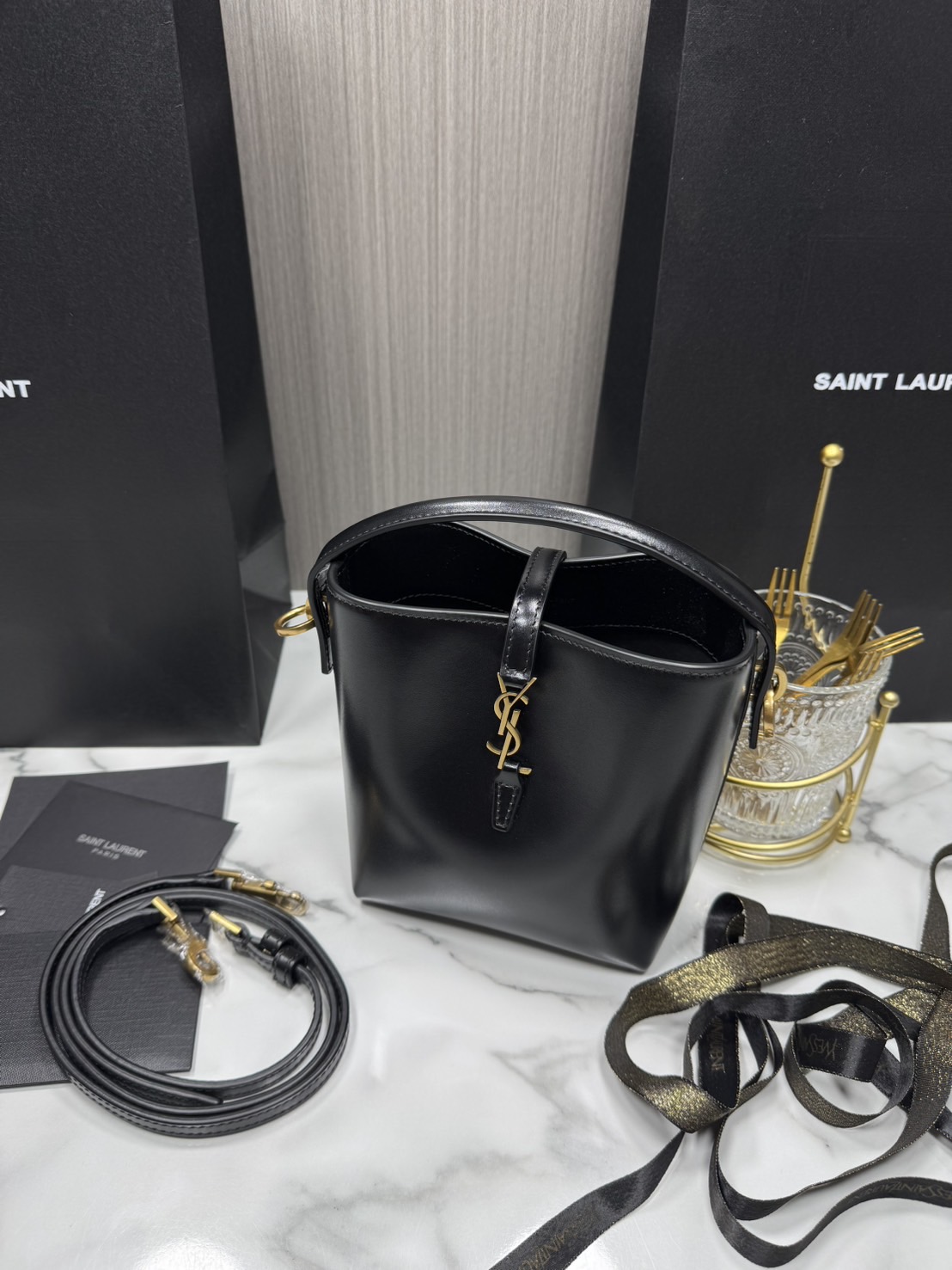 TOP ORI หนังแท้ | YSL Le 37 in shiny leather bag / YSL Bucket Bag กระเป๋าสะพายทรงทรงถัง โดดเด่นด้วยตัวปิดแบบตะขอ Cassandre พร้อมหูจับด้านบน และสายสะพายไหล่แบบปรับได้และถอดออกได้