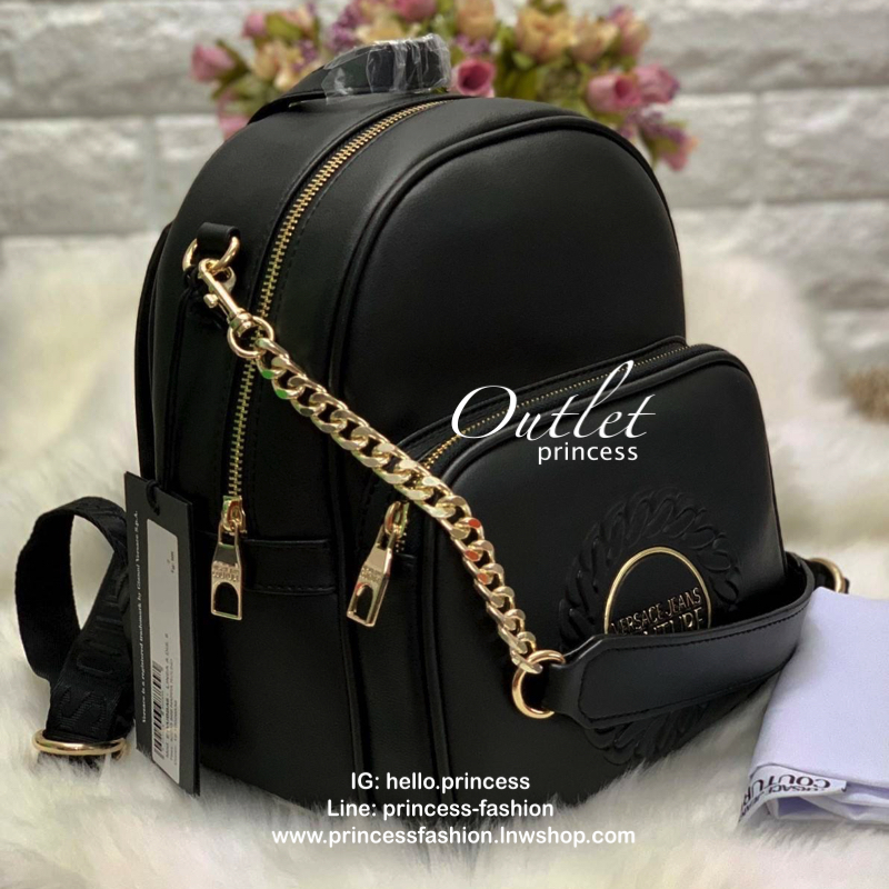 VERSACE JEANS COUTURE CHAIN-EMBOSSED BACKPACK 2019 กระเป๋าสะพายหลัง//สะพายไหล่ได้ด้วยคะ วัสดุหนังเรียบ หนังดีนิ่มมือมากๆค่ะ ด้านหน้ามีโลโก้แบรนด์ พร้อมช่องซิปขนาดกลางใส่ของค่ะ เปิดปิดช่องหลักแบบซิป ภายในโล่ง มีช่องซิปและช่องเล็กให้ใส่ของจุกจิกคะ สายสะพายด