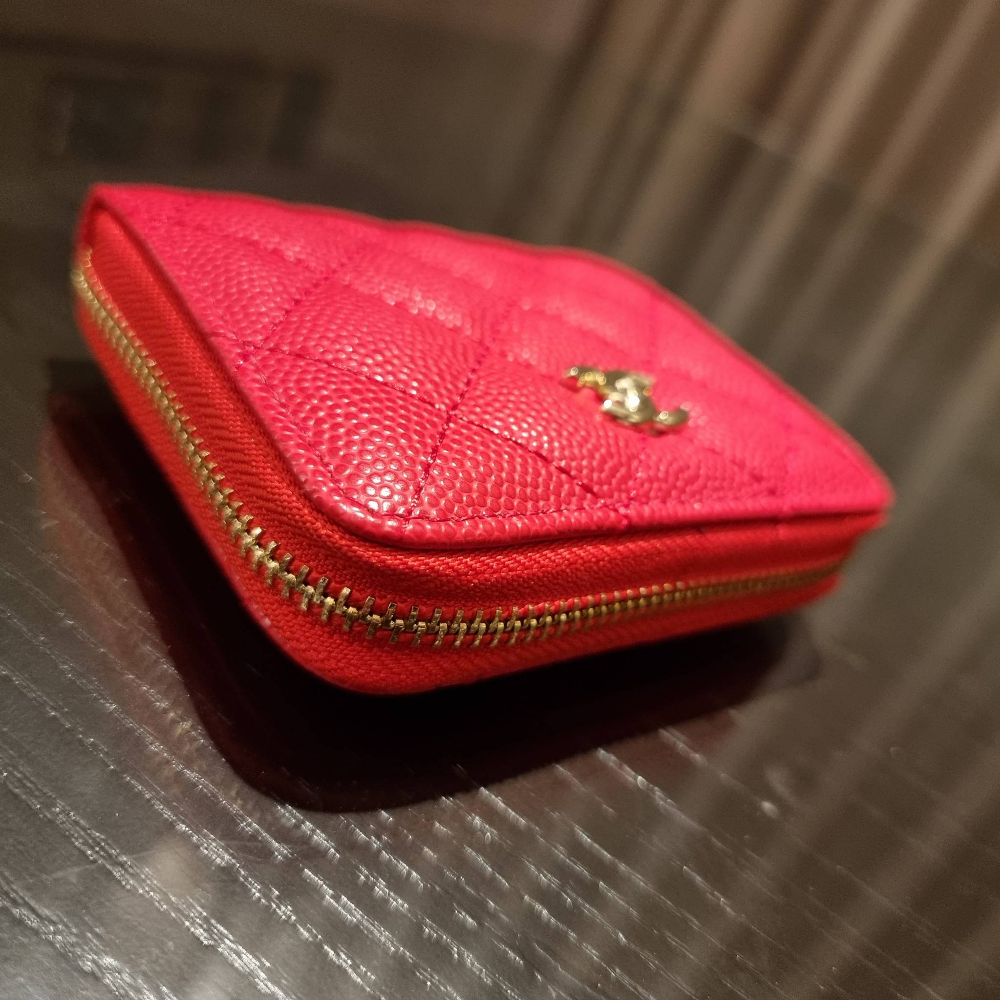 กระเป๋าสตางค์ใบสั้นรุ่นซิปรอบ จาก Chanel เรียบหรู ดูไฮน์ วัสดุหนังสังเคราะห์ลายคาร์เวีย ด้านในเป็นหนังซาฟเฟียโน่ เปิด-ปิดด้วยซิป รูดใช้งานง่าย ภายในกระเป๋ามีช่องใส่บัตร ใส่ธนบัตรได้ (แบบพับ) ดีไซน์เรียบหรูตามสไตล์ ใช้แล้วเฮง ใช้แล้วรวย จัดเลยจ้าา 🥰