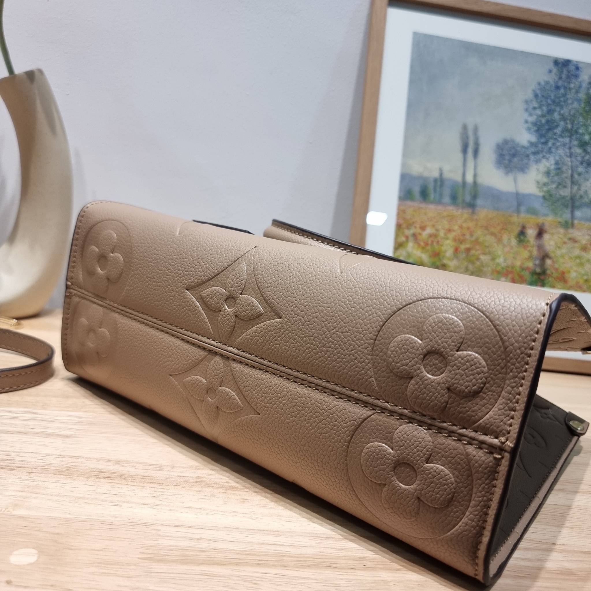 LV Onthego / LV crossbody tote bag กระเป๋าทรงโท้ทเวอร์ชั่นดั้งเดิม ที่คลาสสิค ผู้ดี หรูหรา โทนสีใช้งานง่าย ได้ทุกลุค ทุกสไตล์ วัสดุหนังลูกวัว ผิวลายเกรน มาพร้อมหูจับในตัว คล้องแขนก็ดูแพง หรือจะเกี่ยวสายครอสสะพายก็อัพลุคได้เลย ภายในโล่งกว้างมาก มีอะไหล่เกี