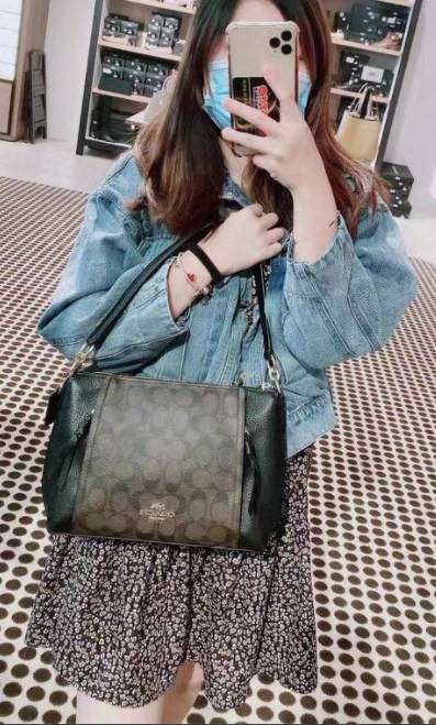 COACH SMALL MARLON SHOULDER BAG ((1600//1597)) 🌈พร้อมส่งที่ไทยอีกครั้ง ตามคำเรียกร้อง ห้ามพลาด! กระเป๋าหิ้ว//คล้องไหล่//สะพายข้างได้ หนังแท้ ทรงสวยมากค่ะ ด้านหน้ามีช่องซิปซ่อนแบบหนังห้อยให้2ช่อง ใส่ของจุกจิกค่ะ เปิดปิดกระเป๋าแบบซิป ภายในกว้างใส่ขอ