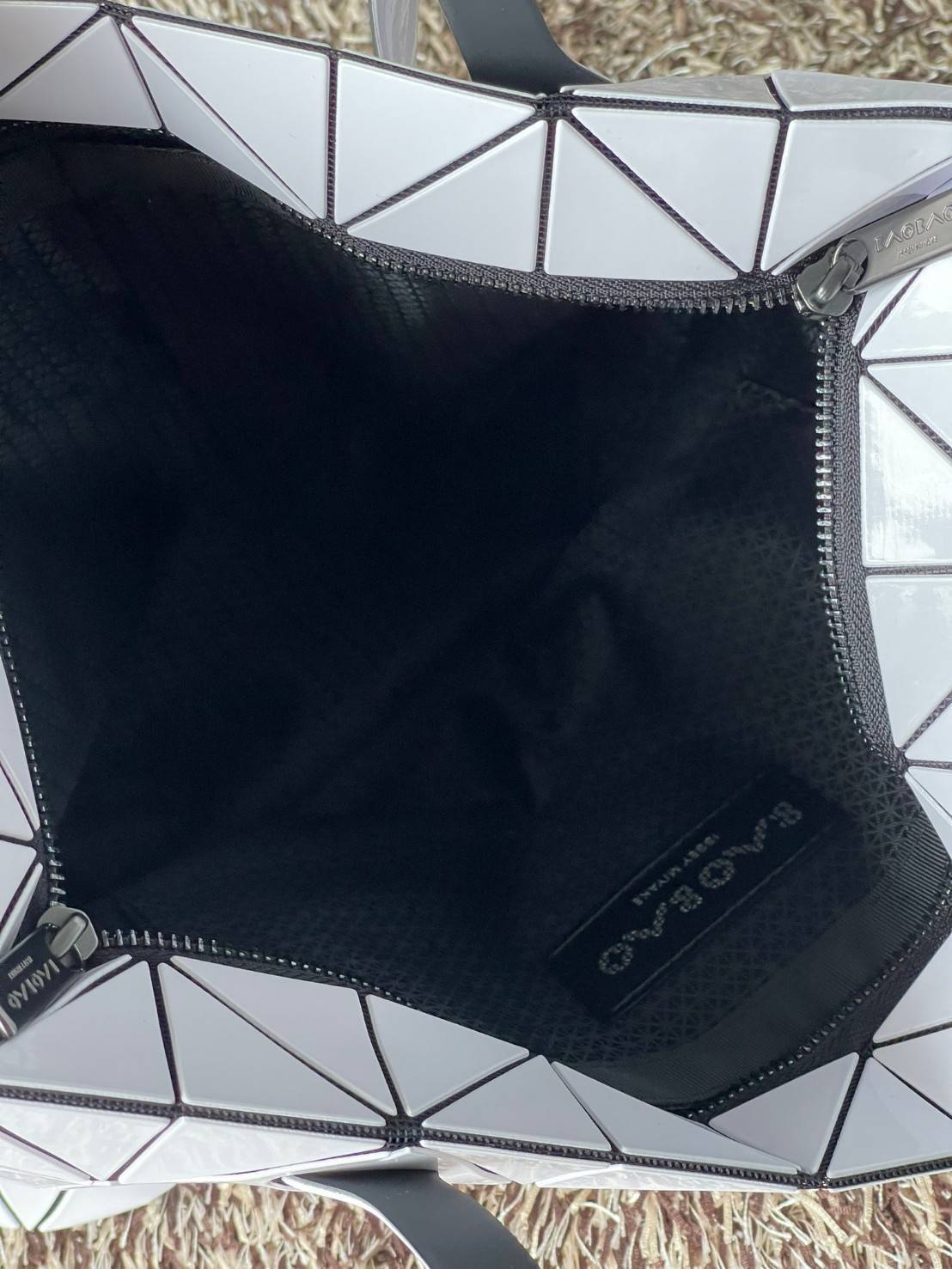 Bao Bao Issey Miyake ROCK MATTE ซีรีส์นี้จะเป็นทรงสี่เหลี่ยมผืนผ้า มีซิปปิดด้านบน ถือเป็นรุ่นที่เหมาะกับการใช้งานในชีวิตประจำวัน สามารถพับมุมและบริเวณด้านล่างของกระเป๋าเพื่อเพิ่มความสะดวกสบายในการใช้งาน ทั้งยังช่วยให้วางกระเป๋าในแนวตั้งได้อีกด้วย แผ่นต่อส