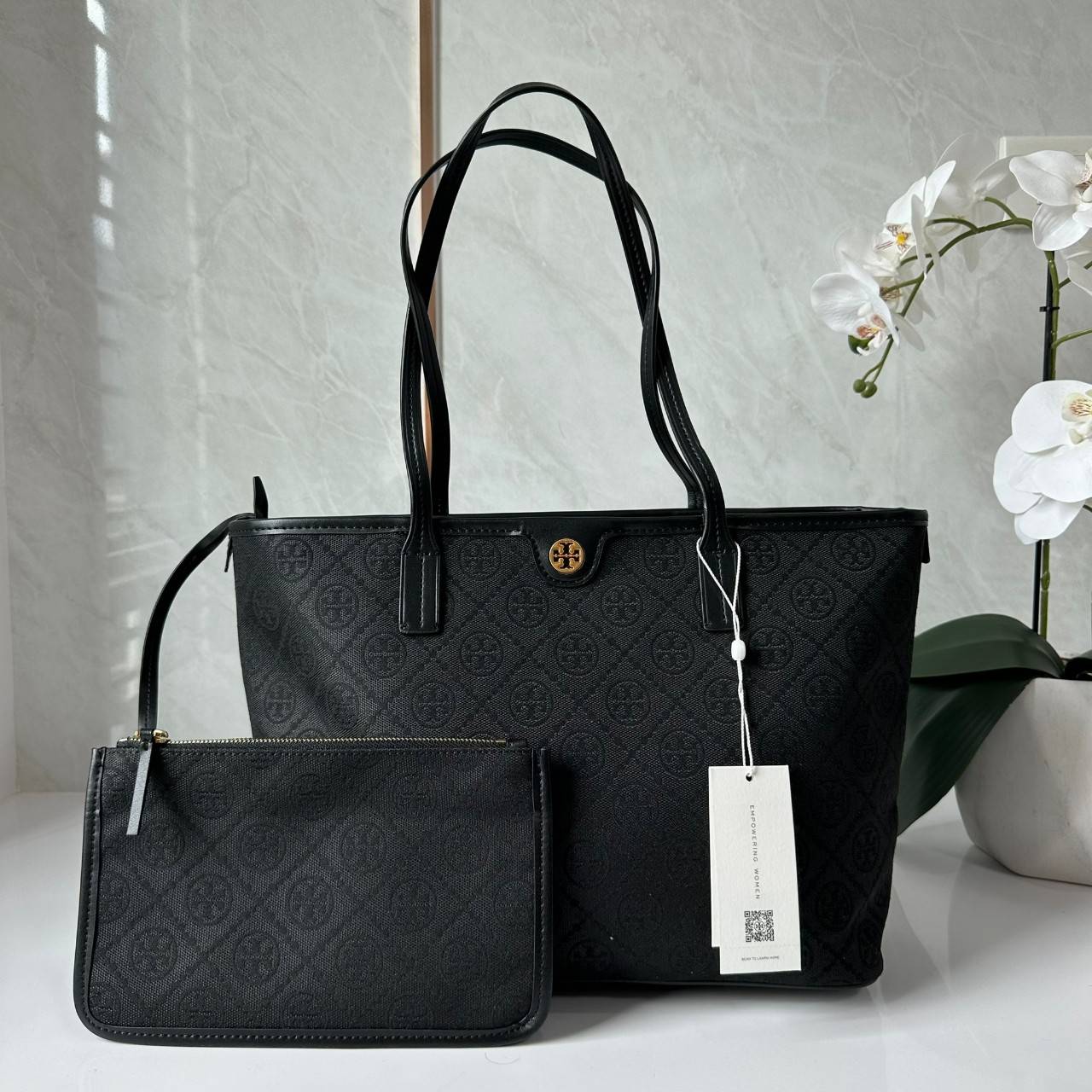 TORY BURCH T MONOGRAM SMALL ZIP TOTE (ใบเล็ก) กระเป๋าทรงโท้ทพร้อมกระเป๋าใบเล็ก วัสดุผ้าแจ็คการ์ดตัดขอบหนัง