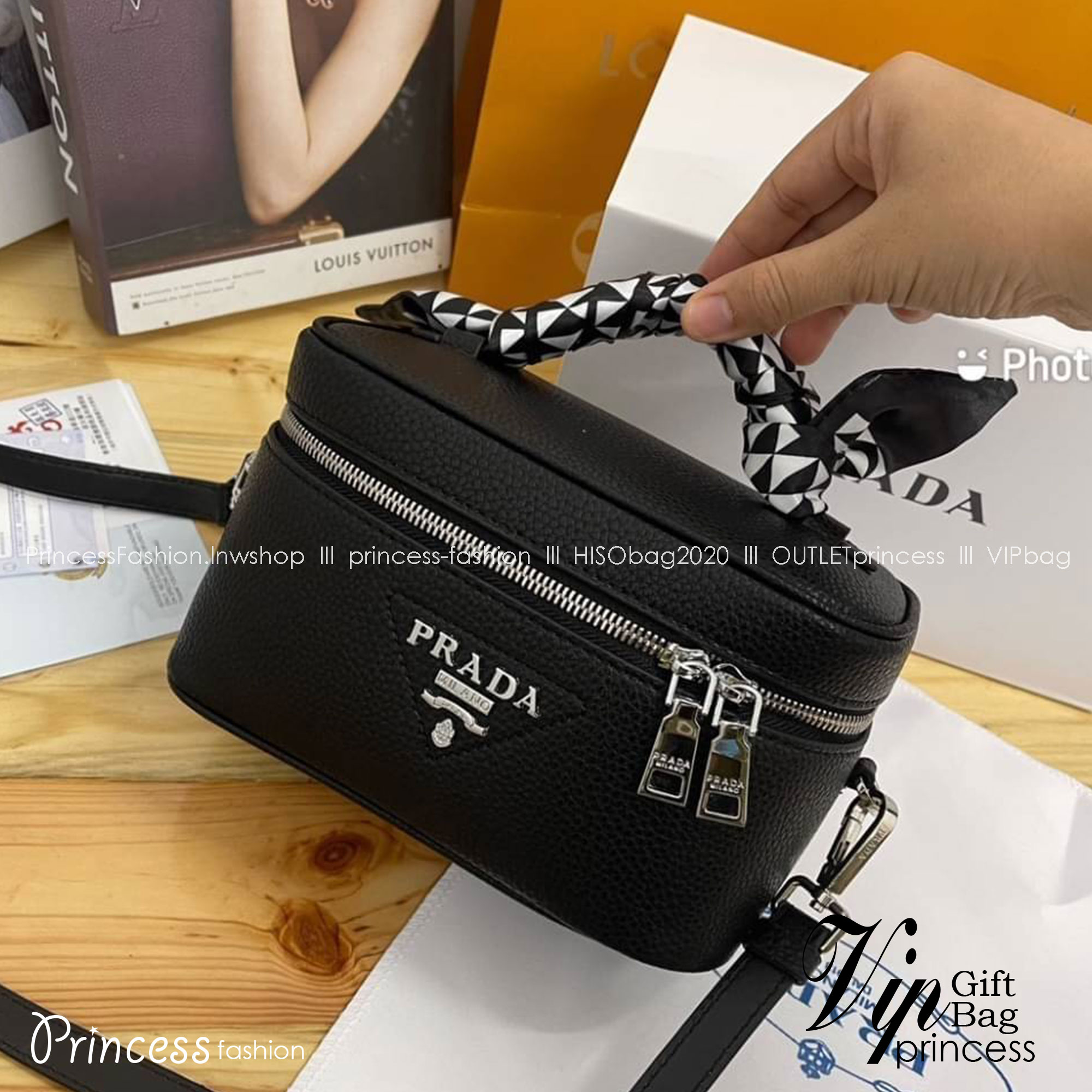 PRADA BOX Leather Shoulder Bag กระเป๋าทรงกล่อง ดีไซน์ยูนีค ไม่ซ้ำ สวยมีสไตล์ มีหูจับในตัว และสายสะพายข้างมาให้ ภายในเป็นช่องโล่ง จัดไปเท่ก่อนใครได้เลย