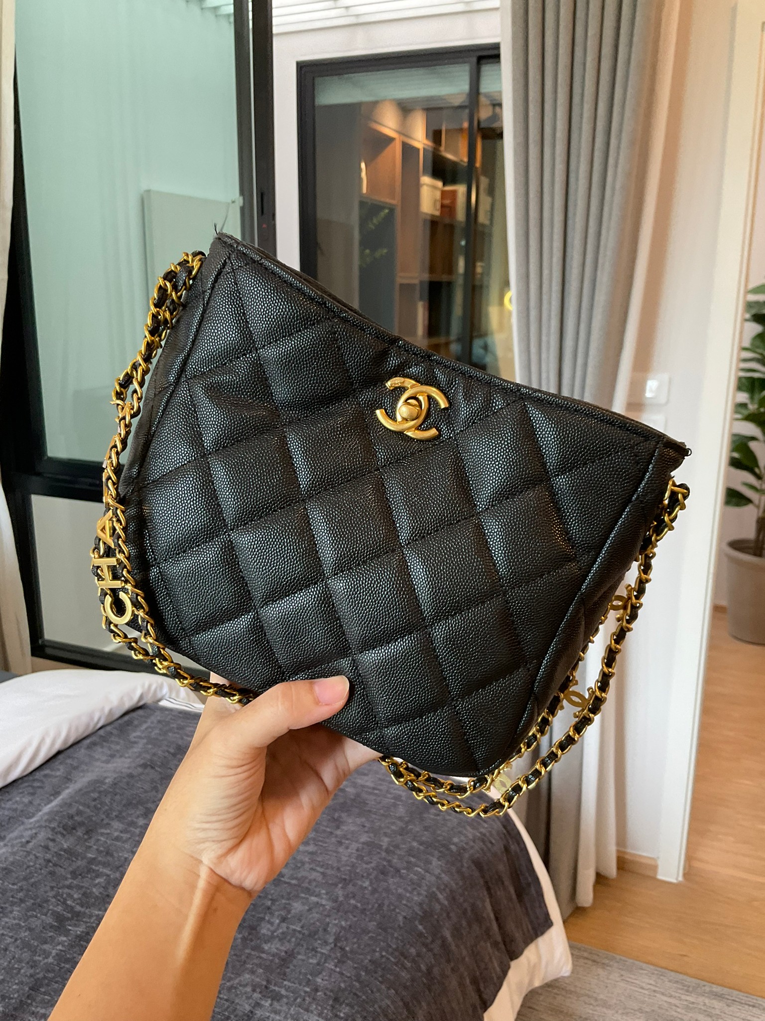 Chanel 22s small hobo bag black caviar / CHANEL VIP GIFT CAVIER BAG กระเป๋าทรงสะพายข้าง ที่กำลังมาแรงมาในตอนนี้ ตัวกระเป๋าเป็นหนังลายคาเวียร์สวยหรูมาก อะไหล่ทองวินเทจทั้งใบ ด้านหน้าประดับโลโก้แบรนด์ เปิดปิดด้วยตัวหมุนล้อค ด้านในใส่กระเป๋าสตางค์ได้ถึงใบยาว
