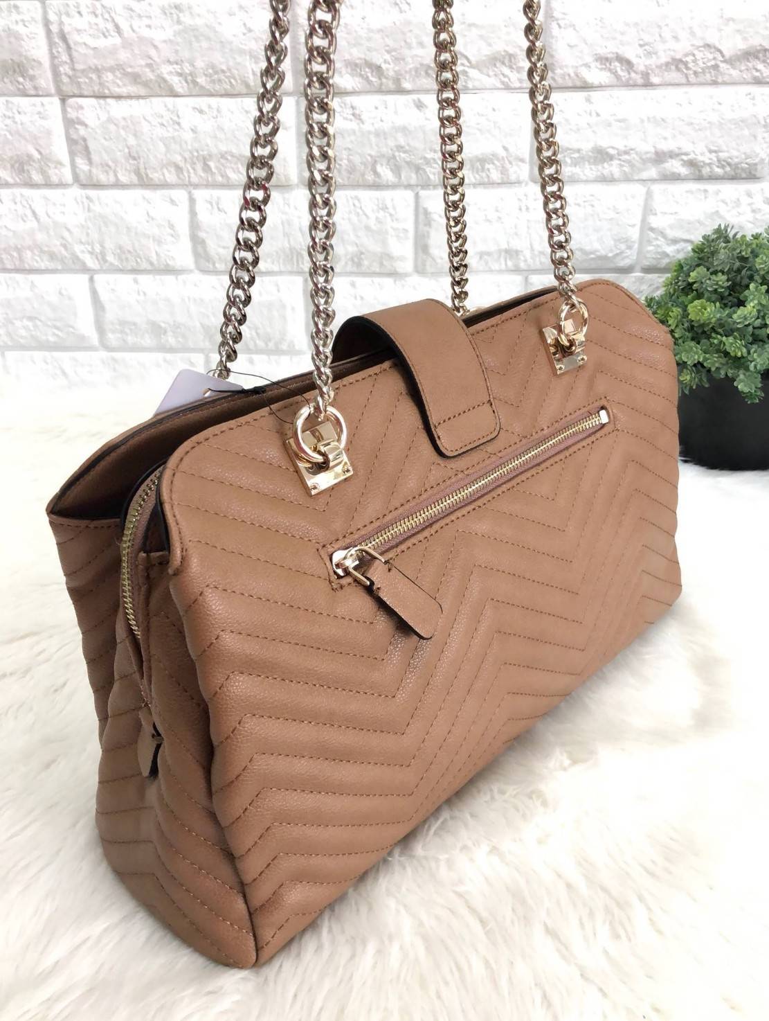 GUESS WOMEN’S VIOLET GIRLFRIEND SATCHEL SHOULDER BAG พร้อมส่งความสวยค่ะ!! กระเป๋าถือ สะพายไหล่ วัสดุเย้บหนังลายนวม หนังนิ่ม ทรงป่องสวยงามาก ด้านหน้าห้อยพวงพู่ยาวลงมาสวยมากๆทีเดียวค่ะ ปากกระเป๋าเปิดปิดแบบกระดุมแม่เหล็ก มีอะไหล่โลโก้แบรนด์หรู ช่องหลักแบ่ง เ