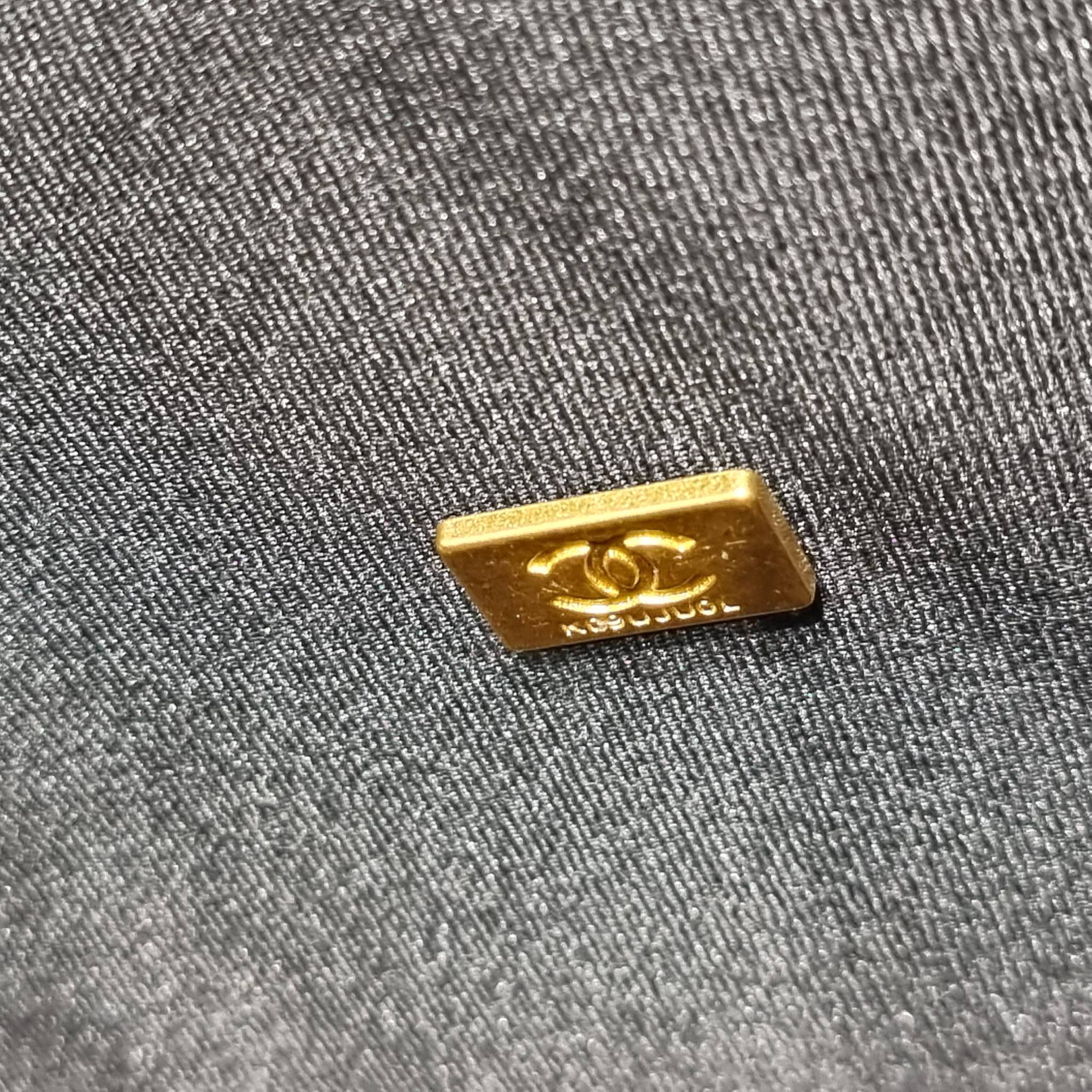 Chanel 22k backpack ที่สุดของไอเท็มที่ตัวแม่ยังต้องมี กับกระเป๋าสะพายทรงเป้ ดีไซน์สุดชิค รูปทรงสวยเป็นเอกลักษณ์ ใบใหญ่จุของคุ้ม สะพายออกทริปไปเที่ยวได้สบายๆ วัสดุหนังลายคาเวียร์ ผิวสัมผัสดี