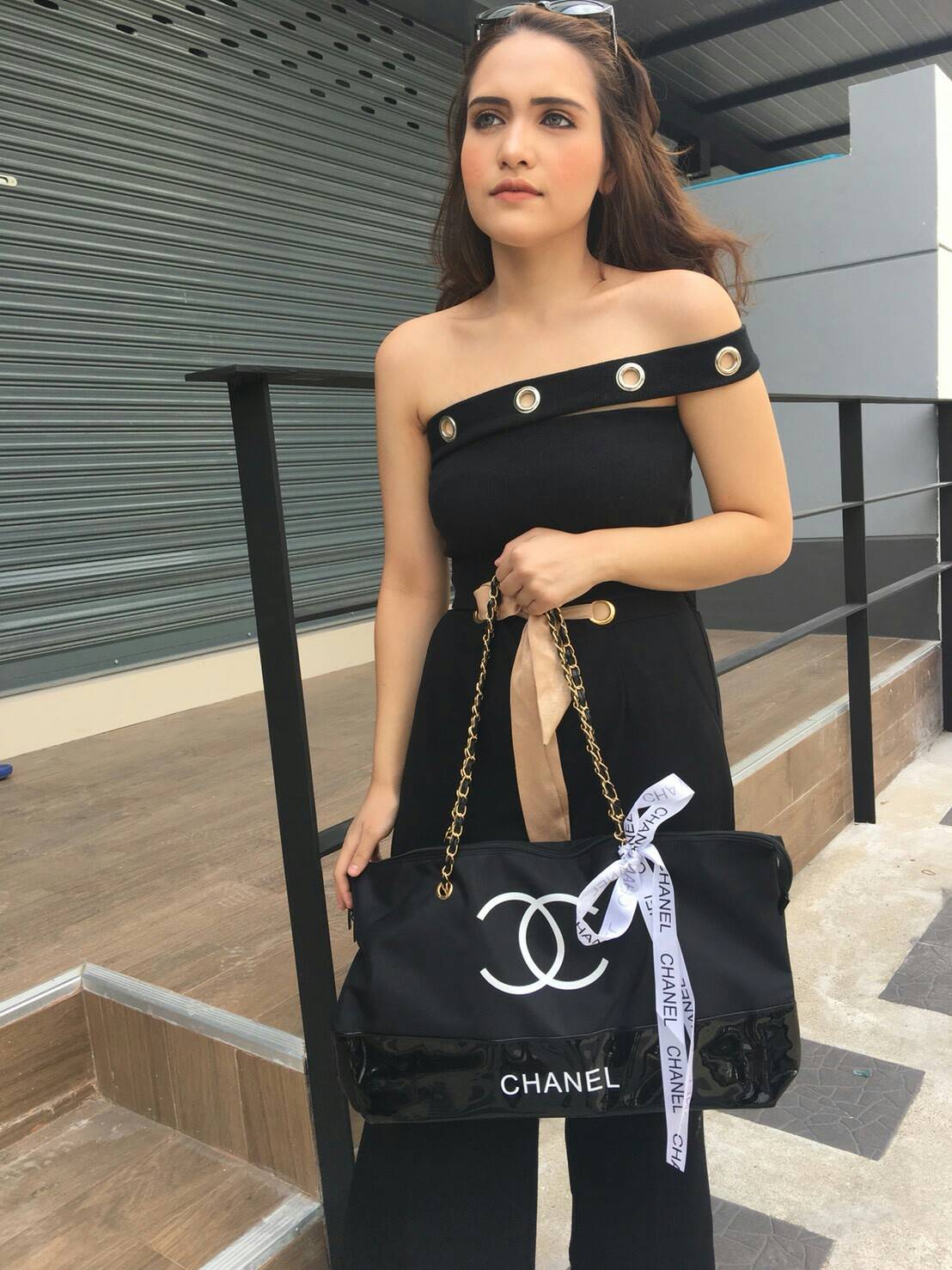 New Gorgeous☆☆ กระเป๋าใบใหญ่ทรง Tote จากแบรนด์ Chanel VIP gift Bag ของแท้ 100% ทำจากผ้าหนา Polyester ฐานล่างกระเป๋าทำจากหนังแก้วผิวมันเงา *สวยหรู สกรีนโลโก้ชาแนลหน้าหลัง หัวซิปปั้มโลโก้ ด้านในเป็นช่องกว้าง และมีอีกหนึ่งช่องเก็บของ รุ่นนี้สะพ