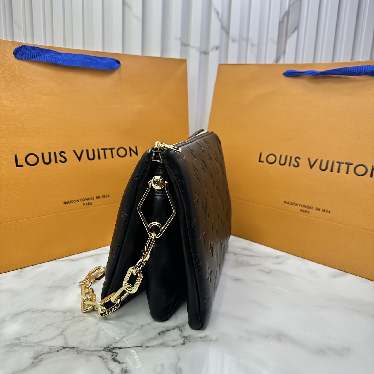 ORI หนังแท้ | LV Coussin PM bag Soft leather with Monogram pattern กระเป๋าถือสะพายไหล่ หรือถือเป็นกระเป๋าคลัทช์ หนึ่งในไอเท็มโดดเด่นจากแฟชั่นโชว์คอลเลกชันประจำฤดูกาล Spring-Summer หนังบุนวม