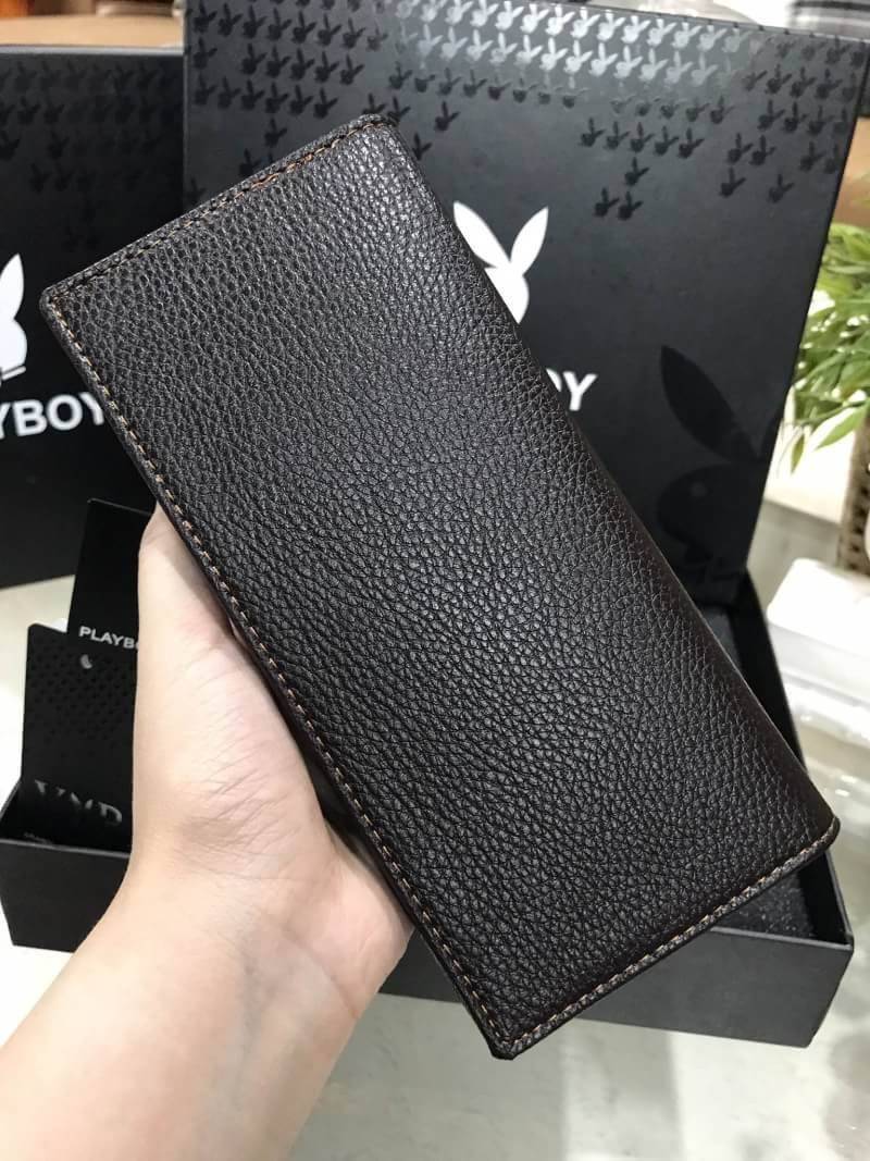 PLAYBOY LEATHER BELT & LONG WALLET VALUE PACK Limited Edition จาก Playboy เซทนี้สุดคุ้มค่ะได้ทั้งเข็มขัดและกระเป๋าสตางค์ใบยาวแบบใส่มือถือได้ มีช่องใส่รูป ช่องใส่บัตร ช่องใส่ธนบัตร แบงก์พัน ช่องซิปใส่เหรียญ แยกเป็นสัดส่วน พร้อมกล่องแบรนด์สามารถมอบเป็นของขว