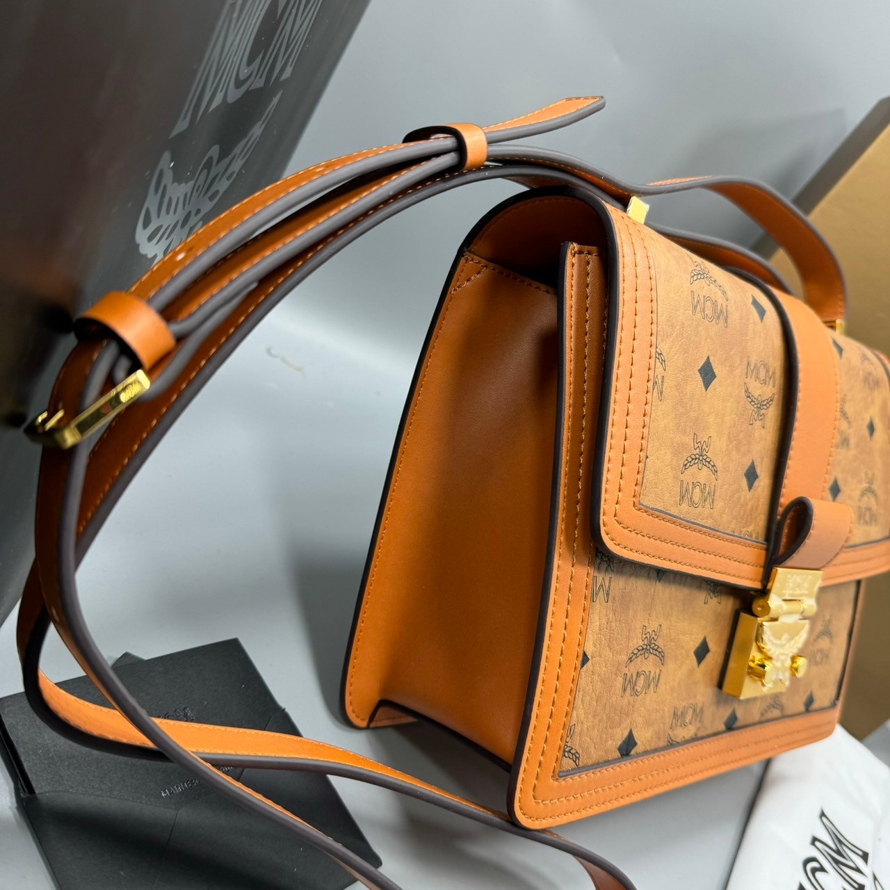 M.C.M MEDIUM TRACY SHOULDER BAG IN VISETOS กระเป๋าสะพายข้าง สุดหรู มาร์ทเทห์ เกรดออริ สลับแท้ 1:1 ใช้งานต่างประเทศได้