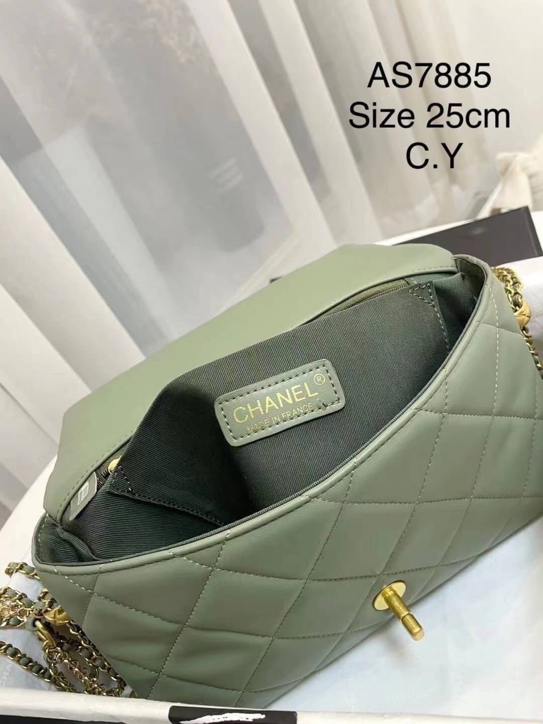 CHANEL flap pearl with chain พร้อมส่ง ที่สุดของความคลาสสิค อะไหล่ทองหรูหรา ด้านหน้าประดับโลโก้ฝังมุก หนังอย่างดี น้องมีความนิ่มสัมผัสแล้วหลงรักแน่นอนค่ะ