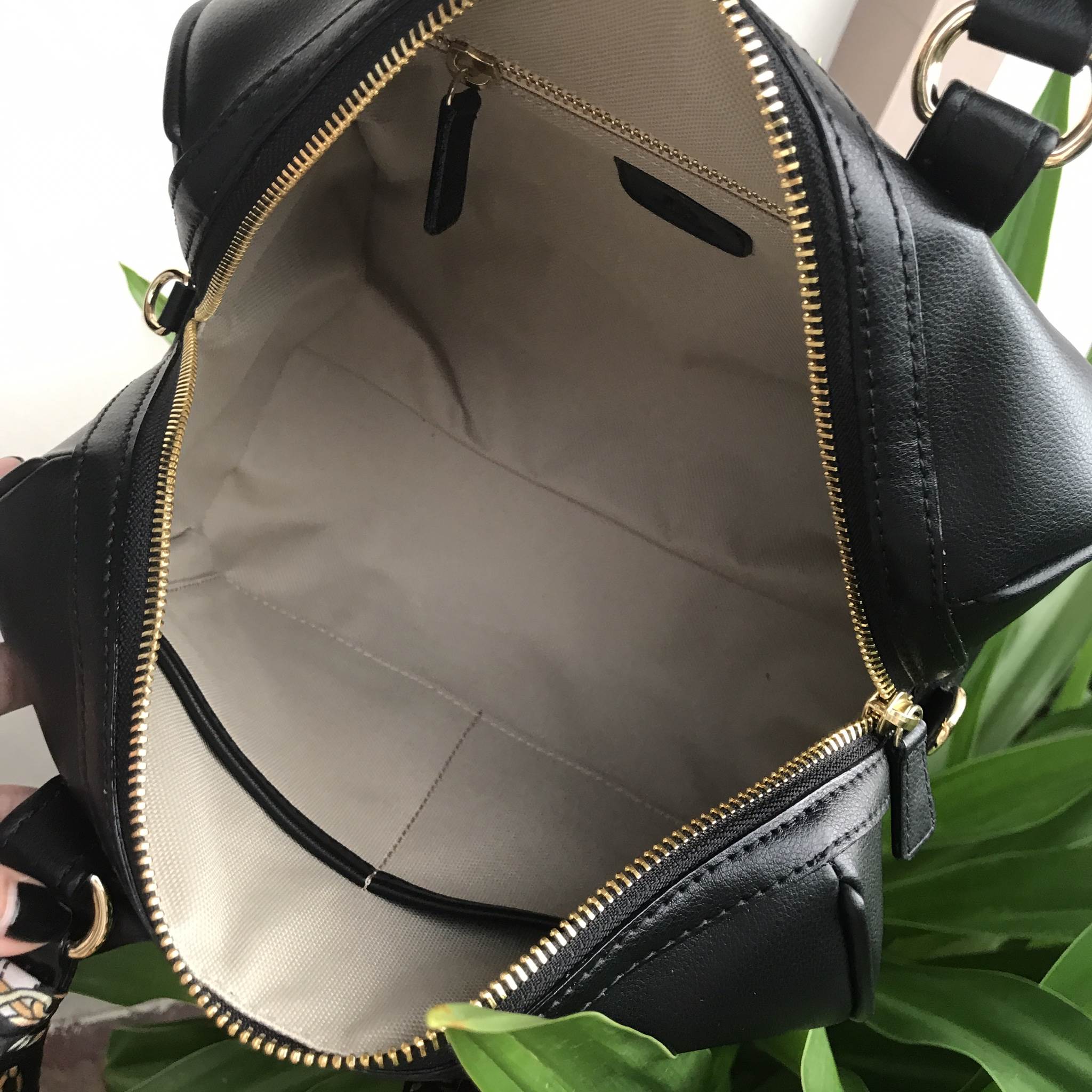 รุ่นขายดี สีใหม่ สวยหรู เวอร์วังมากคะ มาพร้อม ผ้าพันกระเป๋าเข้า set 😘🙏🏻 👜ดีเทลกระเป๋า 🌵สินค้าขายดี ขนาด มินิ สวยมากคะ >> รุ่น KEEP leather Pillow bag สวย น่ารัก ขนาดตอบทุกโจทย์การใช้งาน เห็นแล้ว **หลงรักเลยคะ 