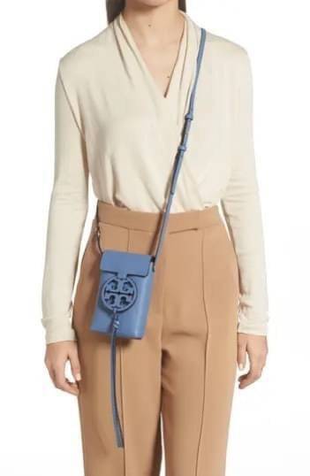 TORY BURCH MILLER METAL PHONE CROSSBODY อีกหนึ่งกระเป๋าใส่มือถือรุ่นฮิตที่เชื่อว่าหลาย ๆ คนต้องเคยเห็นผ่าน ๆ ตามาอย่างแน่นอน กับแบรนด์ Tory Burch ดีไซน์กระเป๋าทรงฝาพับแม่เหล็กใช้งานง่าย มาพร้อมดีเทล Logo สีเดียวกับเฉดสีของกระเป๋า แต่ยังมีความน่ารักด้วยทรง