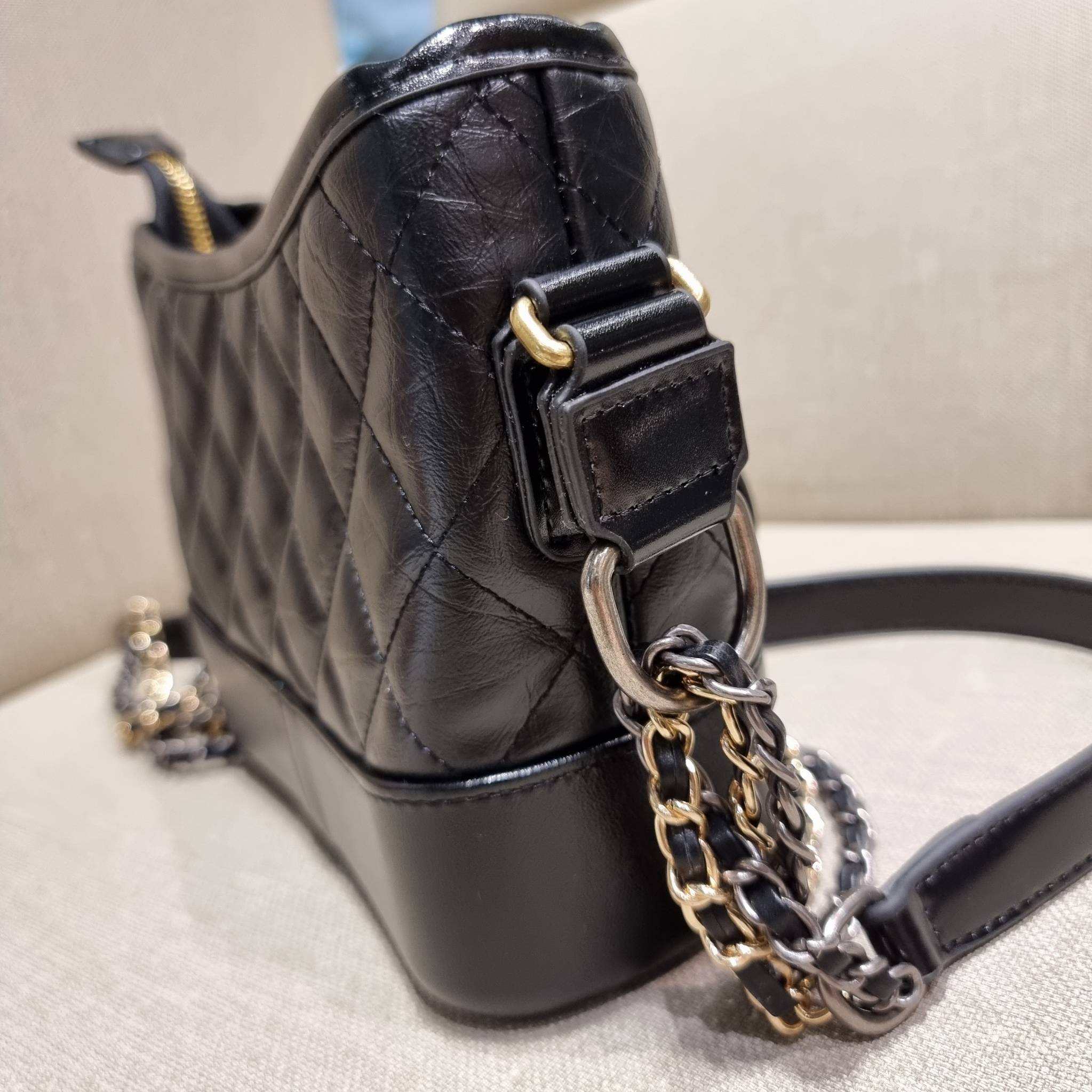 9" CHANEL SHOULDER BAG / CHANEL GABRIELLE HOBO BAG ไซส์คลาสสิค กระเป๋าสะพายข้าง/ไหล่ หนังแท้ นิ่ม หรู มาพร้อมพวงกุญแจสัญลักษณ์แบรนด์ อะไหล่พร้อมโซ่สะพายสีทองสลับสีเงินรมดำ สามารถสะพาย crossbody หรือสะพายไหล่ได้หมด สะพายแล้วขับผิวมากๆ เปิด-ปิดกระเป๋าด