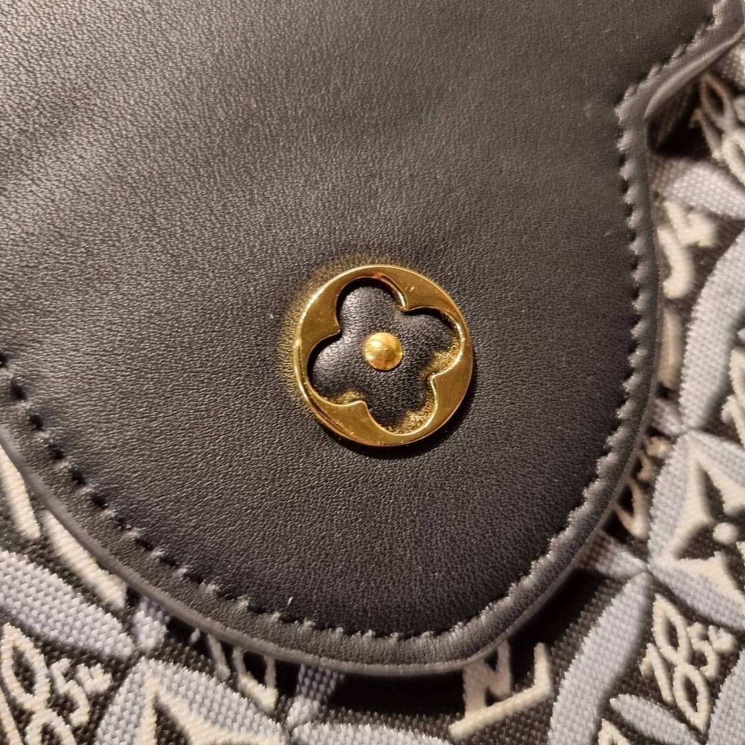 LV capucines top handle with vintager 1854 / LV SINCE 1854 CAPUCINES MM ที่สุดของความสวยในดีไซน์คลาสสิคย้อนยุค กระเป๋าถือสุดหรู มาพร้อมหูจับในตัว ด้วยรูปทรงวินเทจและวัสดุผ้าแคนวาสคละลายเต็มใบ สร้างดีเทลให้ไอเท็มนี้ได้ลุคผู้ดีไปอีก และยังมีลูกเล่นที่ฝาปิดก