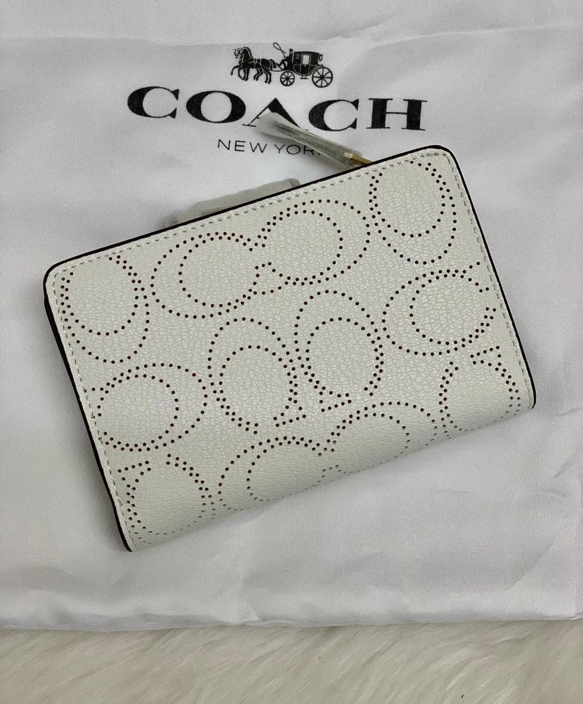 สวยมากๆ ห้ามพลาดเลยนะคะ! COACH MEDIUM CORNER ZIP WALLET IN SIGNATURE ((C4768)) พร้อมส่งค่ะ! กระเป๋าเงินใบขนาดกลางๆ กำลังดี หนังแท้ลายฉลุรูปตัวC ทั้งใบ สวยงามน่าใช้มากๆ ภายในมีช่องเสียบบัตรได้ถึง10ช่อง//ช่องใส่ธนบัตรหนึ่งข่องสามารถใส่แบงค์พันตามยาวได้เลยค่