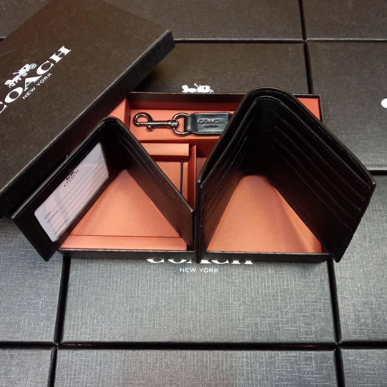 COACH COMPACT ID WALLET IN SPORT CALF LEATHER WITH KEY FOB LIMITED BOX(COACH F74991)🍁BOX SET กระเป๋าสตางค์ใบสั้น มาพร้อมใบลูกแบบแพ๊คคู่+และพวงกุญแจ//วัสดุหนังแท้ หนังนิ่ม เนื้อสัมผัสคือดีมากๆ ยิ่งจับ ยิ่งดูดี มาดเข้มบาดลึกลงตัวมาก ดูมีเสน่ห์น่าค้น