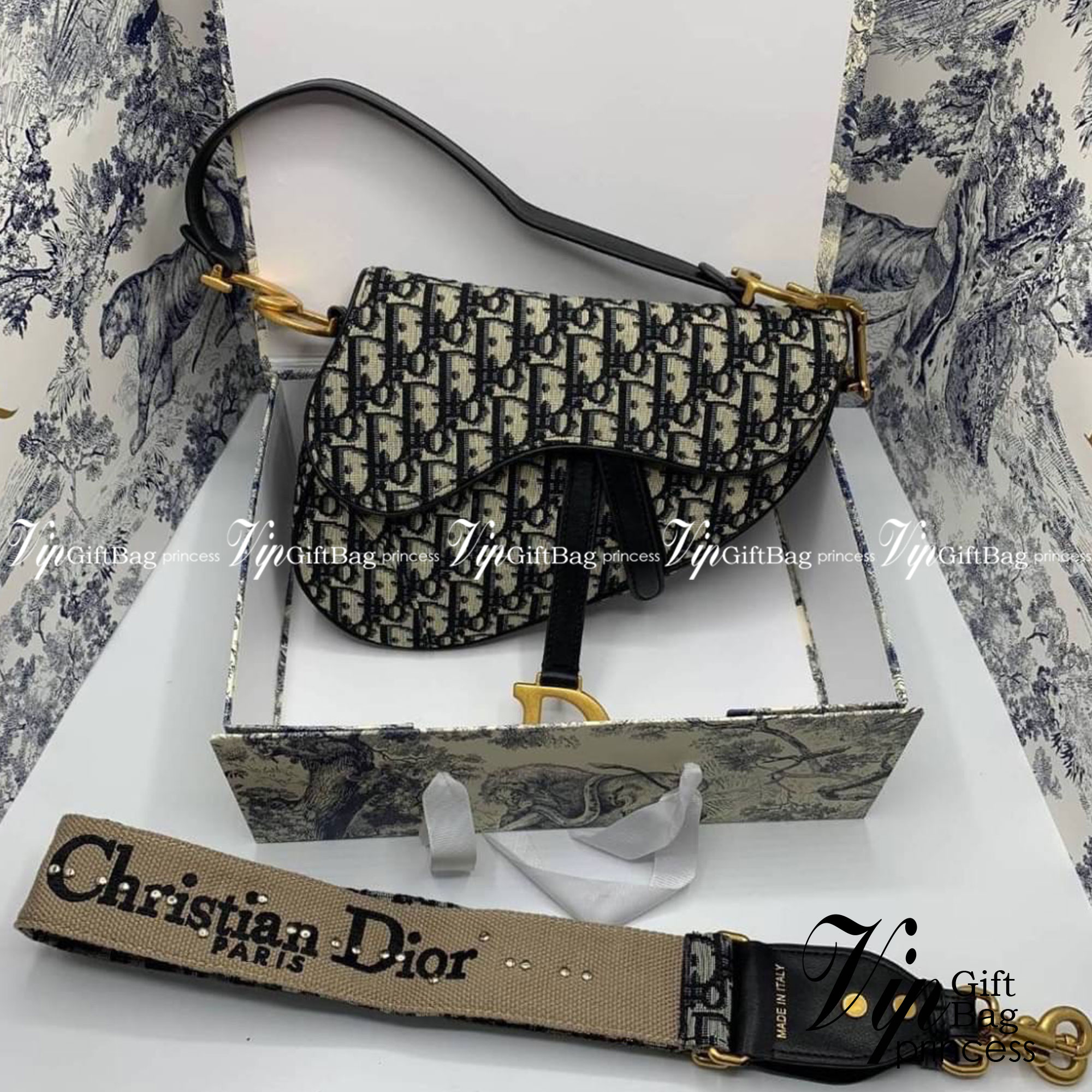 DIOR Saddle Bag Oblique Embroidery กระเป๋ารุ่นยอดนิยม ตามแบบฉบับแบรนด์ งานผ้าแจ็คการ์ดลาย Oblique ลูกเล่นห้อยด้วยตัวอักษร D ตรงหูหิ้วมีกิมมิค CD สีทอง มาพร้อมสายสะพายครอสบอดี้ เรียกว่าจะถือก็ปั้วะ จะสะพายก็ปังไม่ไหว เก็บทุกรายละเอียดงานเป๊ะมากค่ะ