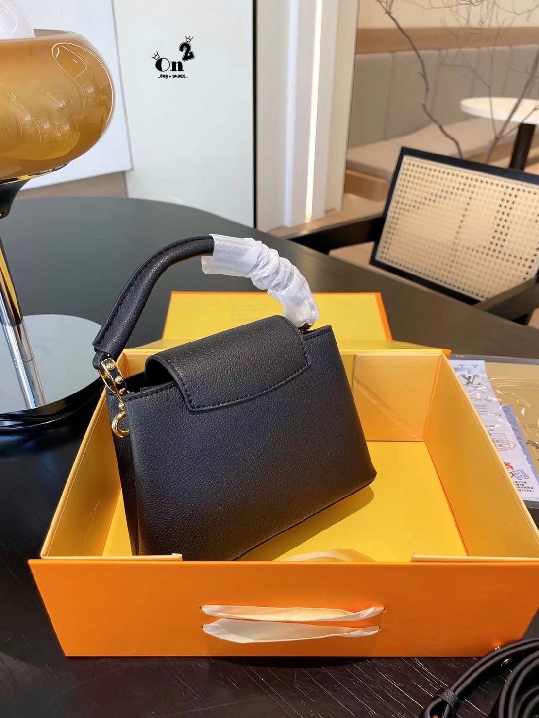 LV capucines top handle กระเป๋าถือสุดหรู ดีไซน์ทรงคลาสสิค อะไหล่สีทองปั้มทุกจุด มาพร้อมสายสะพายยาวงานจริงสวยทุกมุมเป๊ะปังมากค่ะ งานมาพร้อมหูจับในตัว ที่สุดของความสวยในราคาเบาๆ ด้วยรูปทรงวินเทจและวัสดุหนังลูกวัวสังเคราะห์ สัมผัสดี ขับผิว ทำให้ไอเท็มนี้สะกด