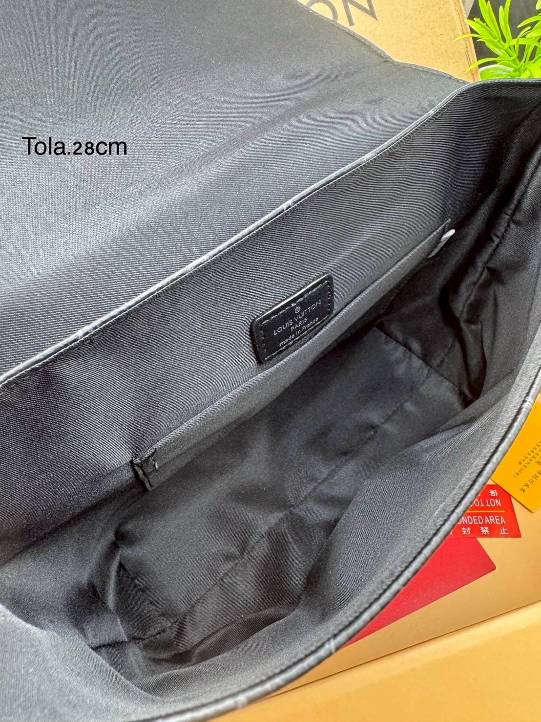 LV Saumur Messenger Bag Monogram Eclipse Canvas Bag กระเป๋าสะพายทรงแมสเซ็นเจอร์ ดีไซน์ทันสมัย คอลเลคชั่นสุดหล่อ ดีไซน์คลาสสิคแฝงดีเทลความหรู