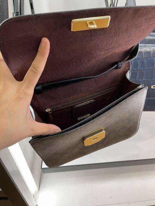 COACH C5633 BRYNN FLAP CROSSBODY IN SIGNATURE CANVAS แซ่บที่สุด ใหม่ที่สุด!! คอลเลคชั่นใหม่!! มองยังไงก็หลงรักละสายตาไม่ไหว กระเป๋าสะพายข้างลุคไฮน์ ที่ดีไซน์ออกมาได้ปัง และดูแพงมากๆ ด้วยดีเทลคลาสสิค รูปทรงใช้งานง่าย เรียบๆแต่มีดีเทล วัสดุหนังแคนวาสสลับหนั