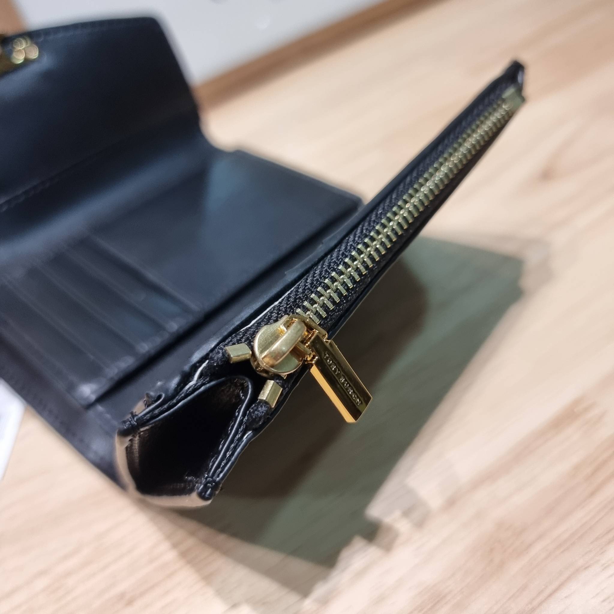 TORY BURCH KIRA MIXED MATERIALS MEDIUM FLAP WALLET กระเป๋าสตางค์ใบกลาง รุ่นยอดนิยม ดูหรูหรา ดูแพง ดีไซน์คลาสสิค ขนาดกำลังพอเหมาะ