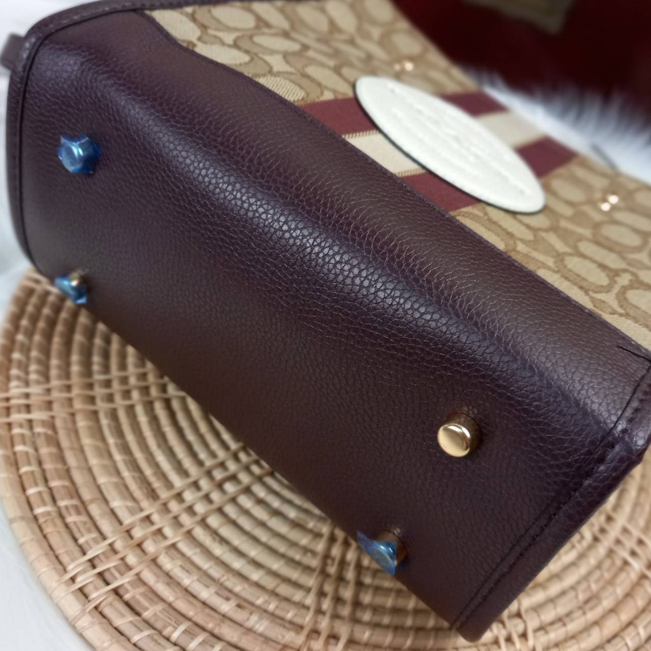 OUTLET 】COACH DEMPSEY TOTE 22 IN SIGNATURE JACQUARD WITH STRIPE AND COACH PATCH (C8406) สีใหม่ น่าใช้อีกแล้ววว 🌺กระเป๋าTOTE ทรงฮิตขนาดกำลังดี มีสายสะพายยาว ถอดได้ ปรับระดับได้ //ลุคไหนๆจัดว่าเกิดทุกงาน //วัสดุ Jacquard ทอลาย signature คาดแถบสีด้าน