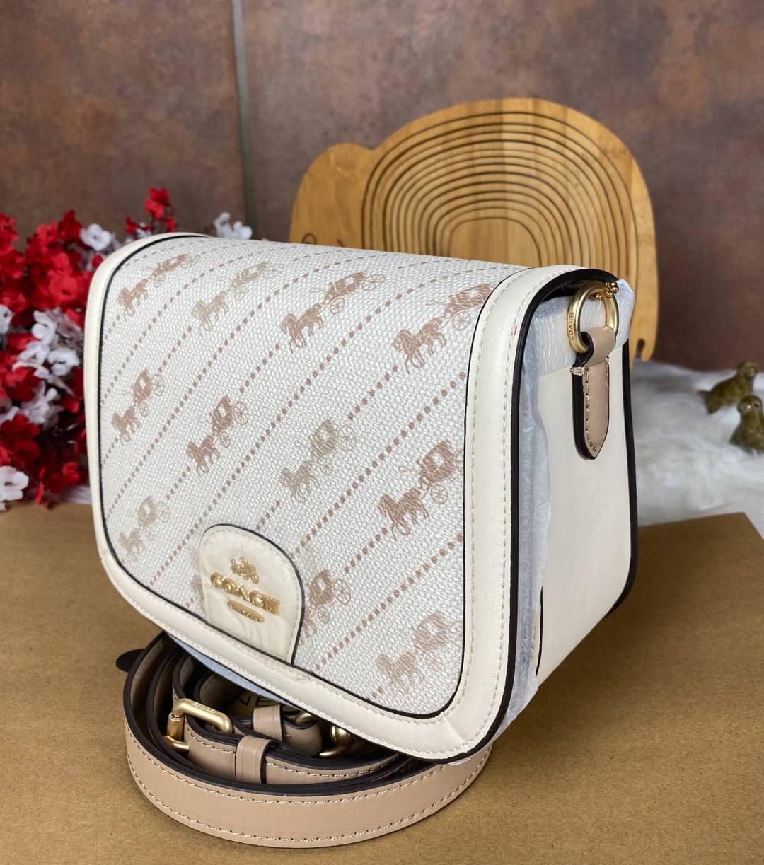OUTLET 】COACH SADDLE BAG WITH HORSE AND CARRIAGE DOT PRINT (COACH C4059) กระเป๋าสะพายข้าง ลายม้าและรถลาก item ใหม่ที่สาวๆต้องมีนาทีนี้ห้ามพลาด รูปทรงโค้งมน วัสดุ พีวีซี ผ้าใบเคลือบพิมพ์ลายเป็นหนังเรียบ ทนทานและกันคราบสกปรกทั้งสี่ด้านเป็นหนังคุ้มสุดๆ ภายใน