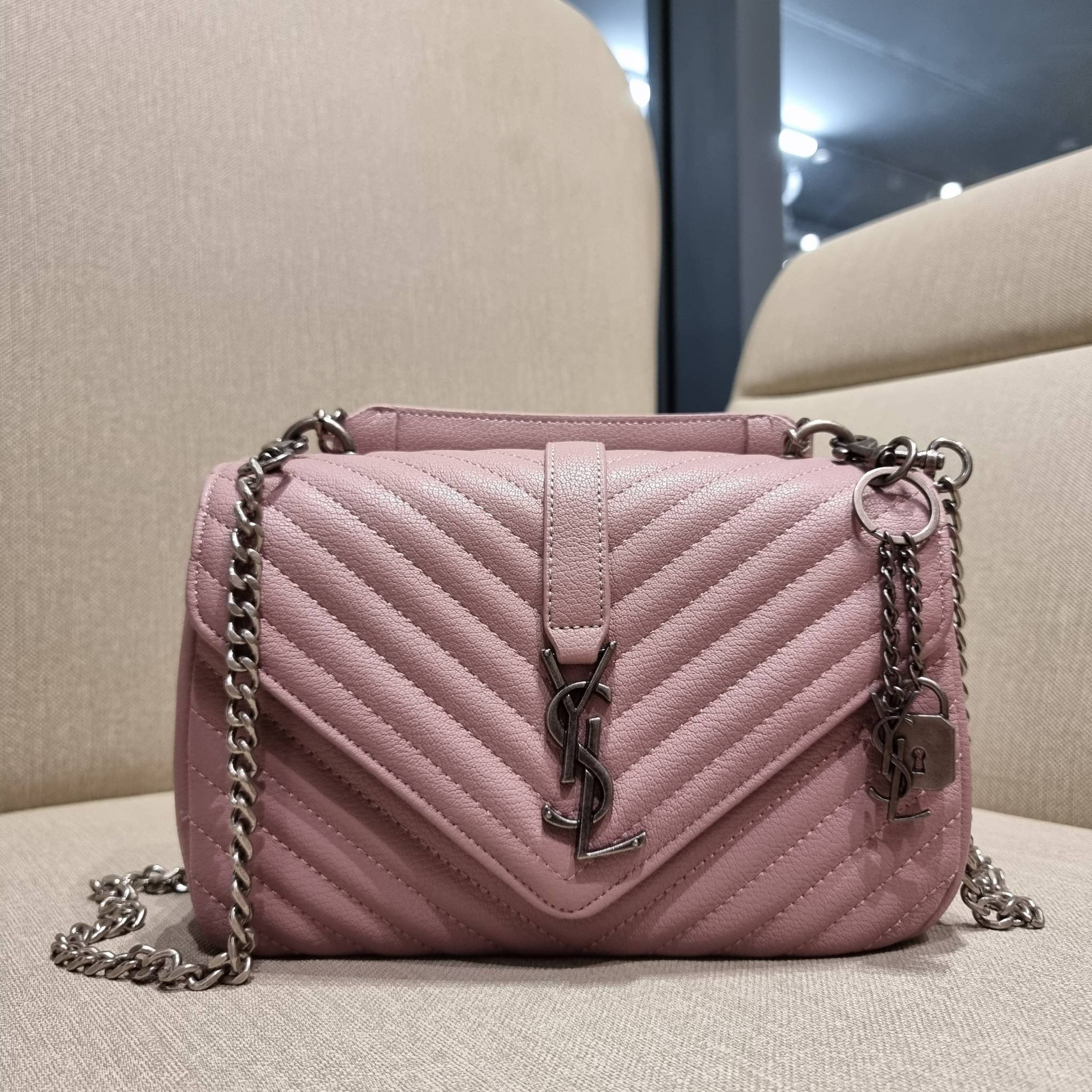 Yves Saint laurent crossbody boutique vip bag กระเป๋าสะพายไหล่ ดีไซน์ทรงสวยหรู พิเศษ แถมฟรี พวงกุญแจห้อยโลโก้ ดูแพงไปหมดจริงๆไอเท็มนี้ วัสดุหนังสังเคราะห์ลายคาร์เวีย เปิด-ปิดด้วยกระดุมแม่เหล็ก ภายในโล่งกว้าง แบ่งสัดส่วนไว้อย่างดี มาพร้อมหูจับในตัว และสายส