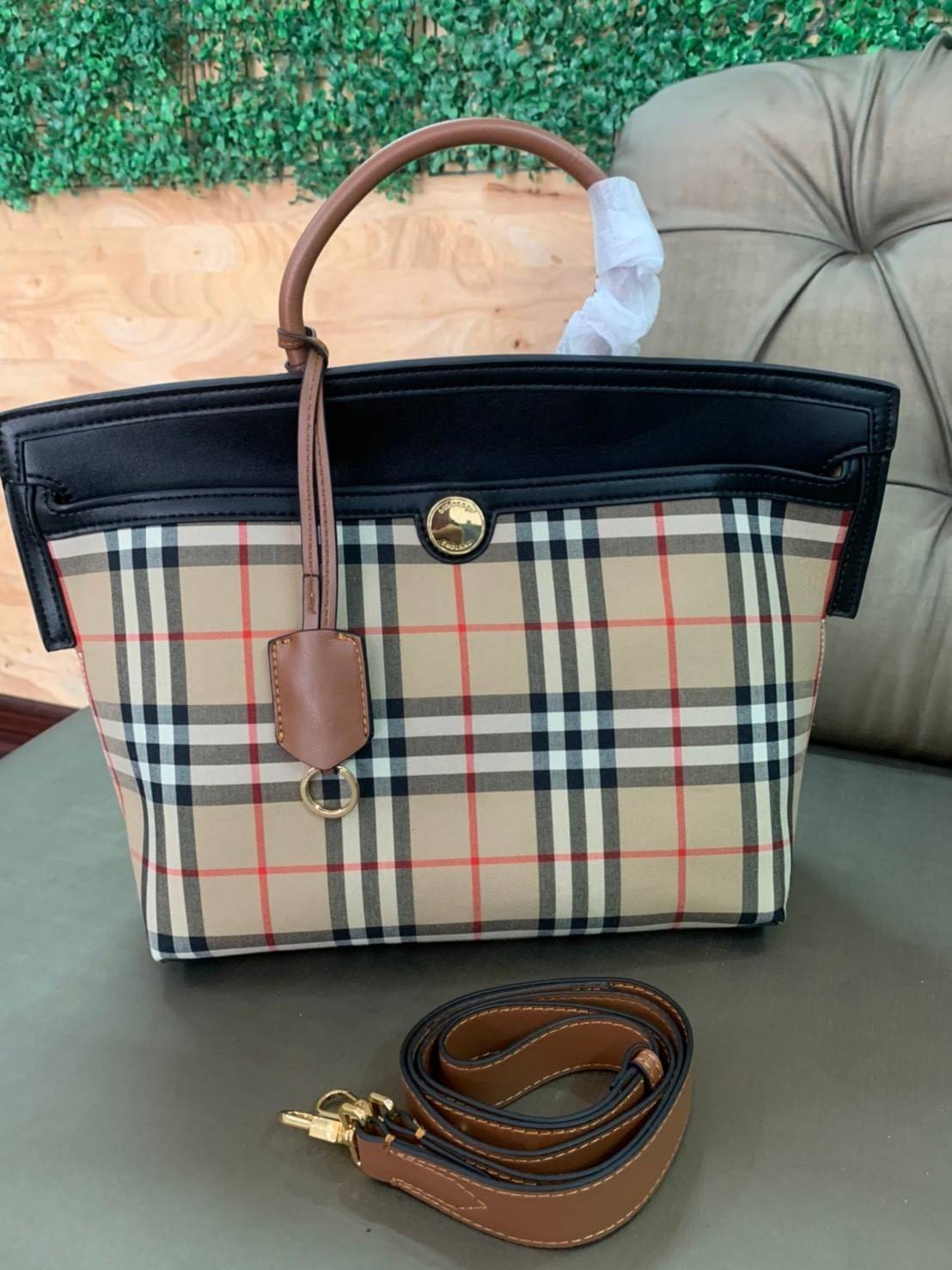 BURBERRY SMALL SOCIETY VINTAGE CHECK TOP HANDLE-NEUTRALS VIP GIFT WITH PURCHASE (GWP) พรีเมี่ยมกิ๊ฟ Limited Edition จาก Burberry กระเป๋าอเนกประสงค์ ที่มีความโดดเด่นด้วยสไตล์วินเทจ ลายSignature pattern งานสวยหรูดูดี ใบนี้เป็น Working Lifestyle สาวมั่นไม่คว