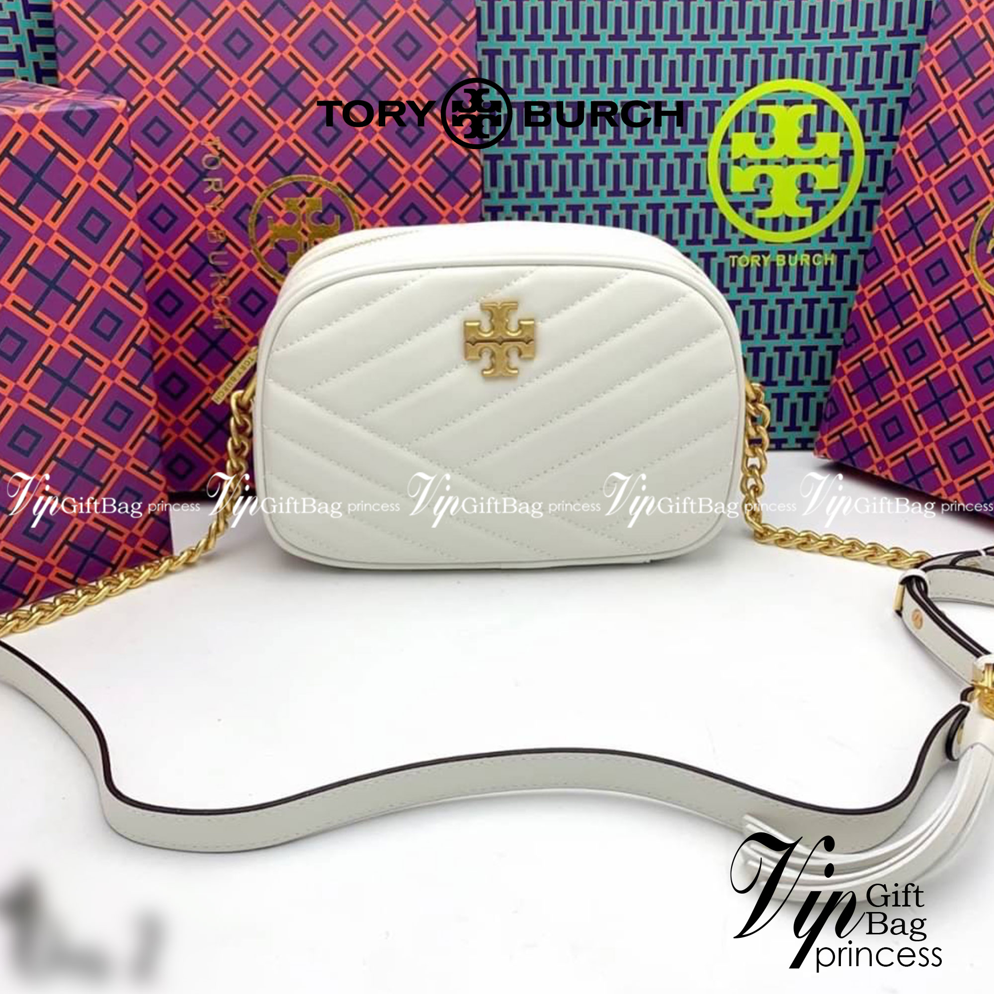 Tory Burch Kira Chevron Small Camera Bag กระเป๋าสะพายทรงกล่อง ซิปบน อะไหล่ทอง สายสะพายยาวแบบครอสบอดี้ งานสวยปั๊มทุกจุดเป๊ะทุกมุม เปิด - ปิดกระเป๋าด้วยซิป ด้านในโล่ง มีช่องซิป 1 ช่อง มาพร้อมสายสะพายยาว ปรับระดับได้ค่ะ