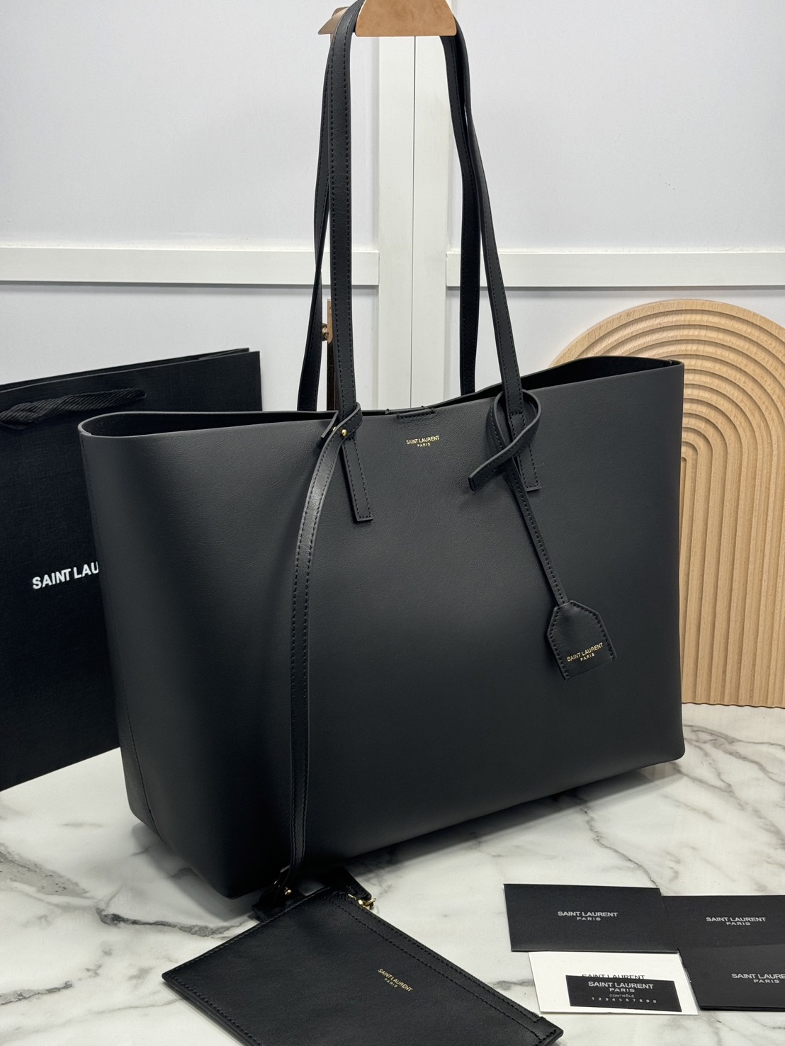 YSL Shopping Large Tote Bag กระเป๋าทรงโท้ทใบใหญ่หนังแท้ ภายในโล่งกว้าง จุของได้เยอะ เรียบหรูทรงสวย ดีไซน์ออกมาให้ใช้งานได้ทุกลุค ทุกโอกาส สวยคมชัดทุกสี