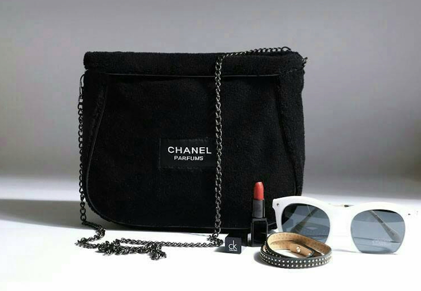 Best Seller! กระเป๋าสะพาย CHANEL PERFUME CROSSBODY BAG ของสมนาคุณจาก เคาเตอร์แบรนด์ดัง CHANEL เปิด/ปิด ด้วยซิบ มาพร้อมสายโซ่ที่ถอดได้ ด้านในซับกันน้ำ ที่จับรูดซิปเก๋ ปั้มแบรนด์ CHANEL ขนกระเป๋านุ่มเวอร์ จุของได้เยอะ ใช้เป็นกระเป๋าใส่เครื่องสำอางค์ ใช้ถือ